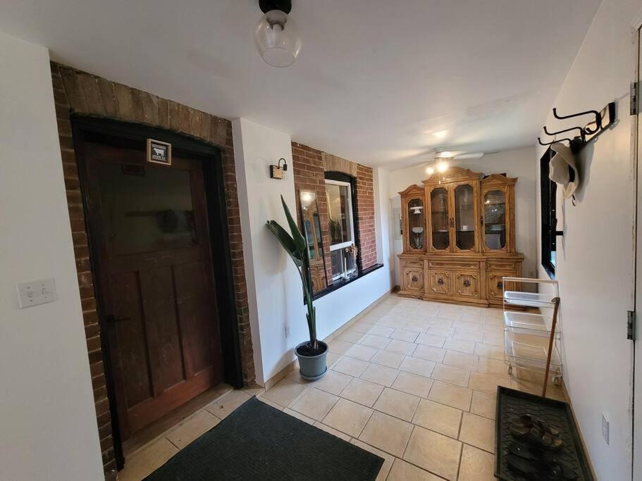 Cozy Farmhouse 10 Minutes From The Beach!
