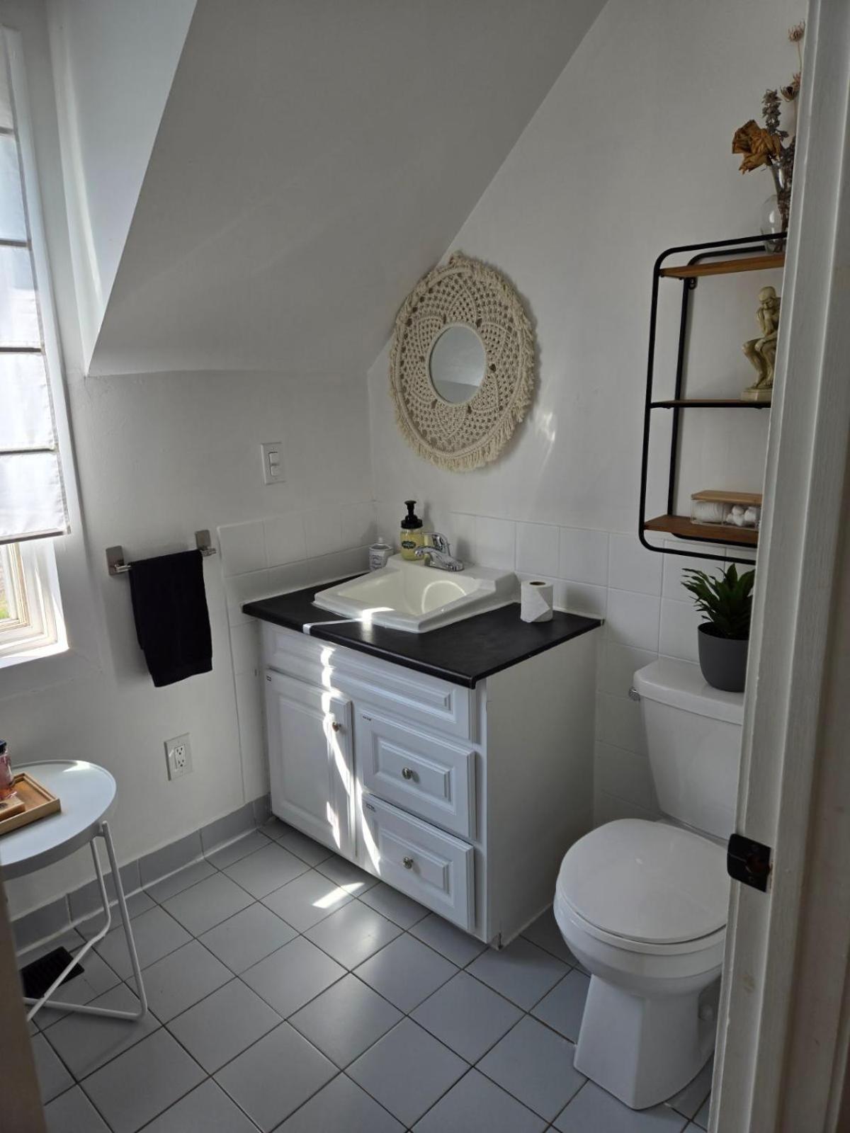 Cozy Farmhouse 10 Minutes From The Beach!