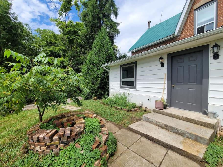 Cozy Farmhouse 10 Minutes From The Beach!