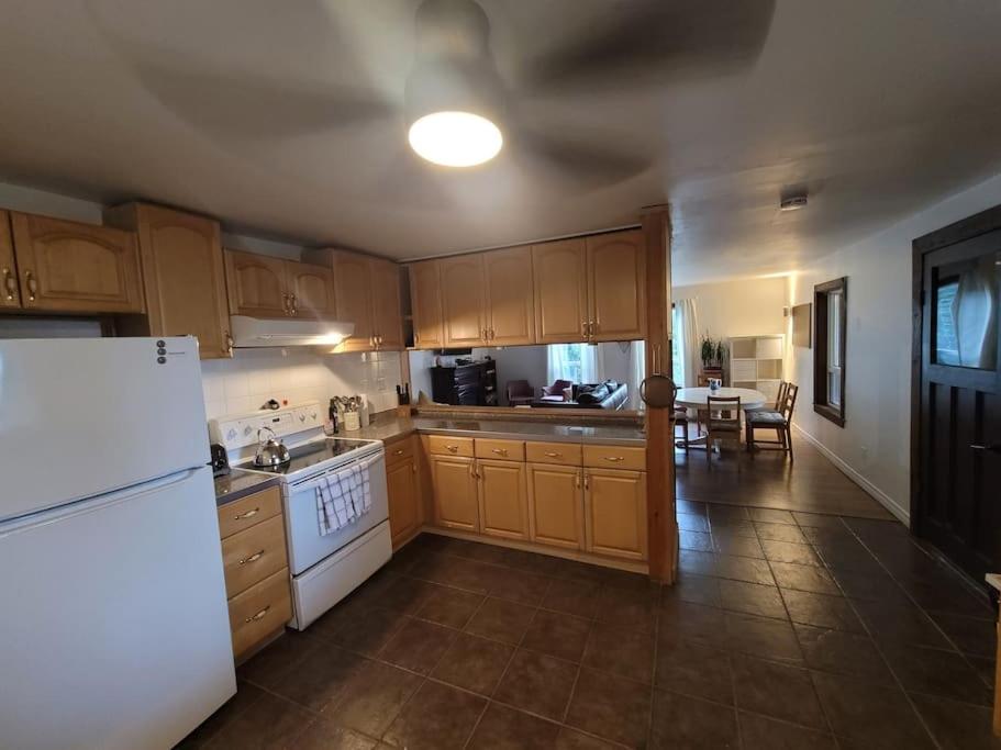 Cozy Farmhouse 10 Minutes From The Beach!