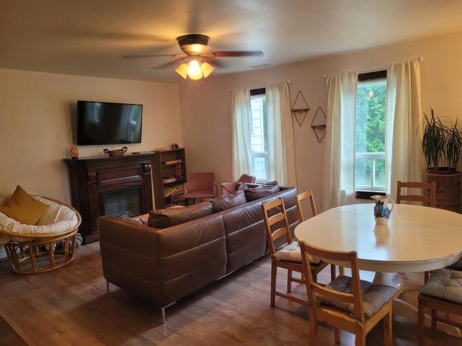 Cozy Farmhouse 10 Minutes From The Beach!