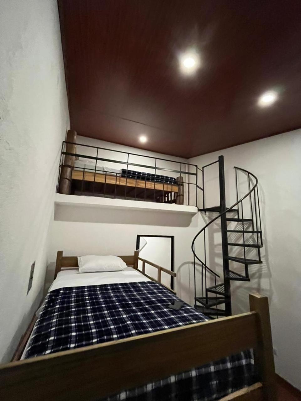 Hotel 17-52