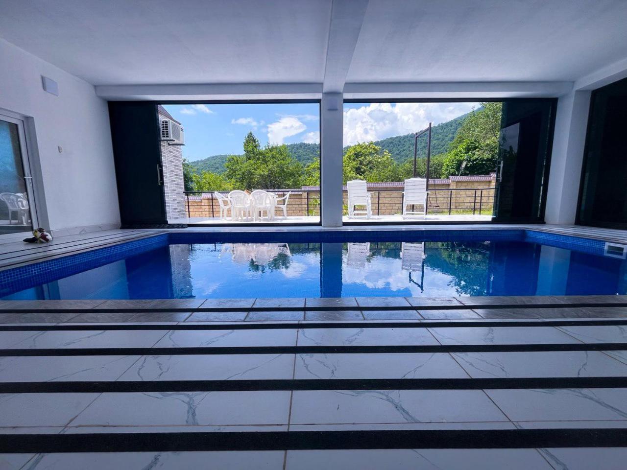 İndoor Hot Pool Mountain View Chalet
