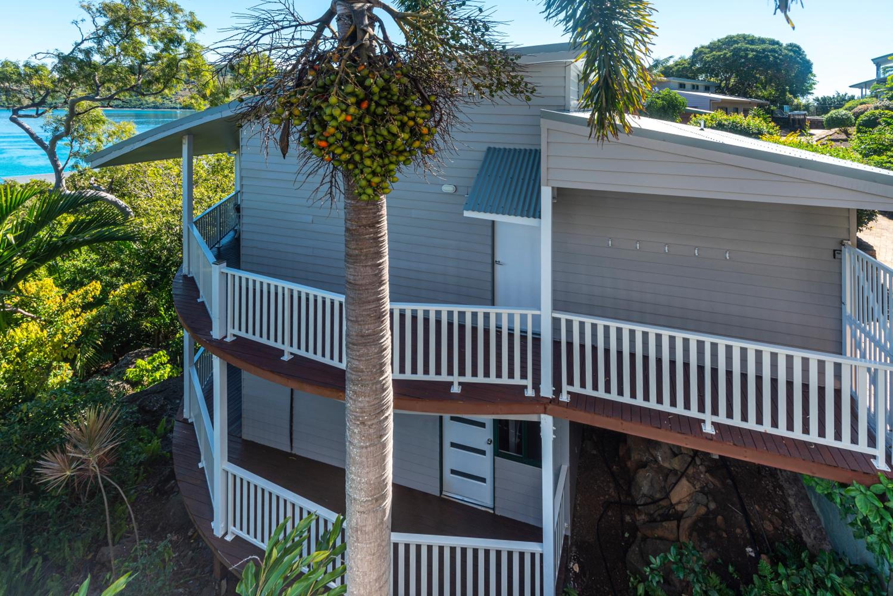 Hotel Casuarina 18 Ocean View House Central Location BBQ Golf Buggy - Image 1