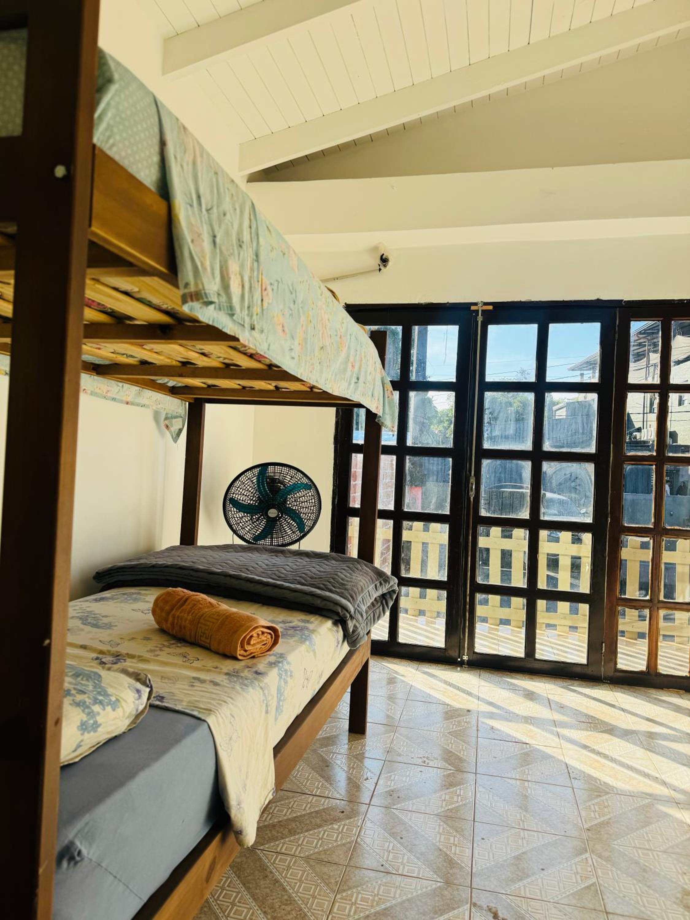 Casa S&G grande con 3 habitaciones, 8 personas, piscina privada, cochera, aire acondicionado, TV, wifi, excelente ubicacion