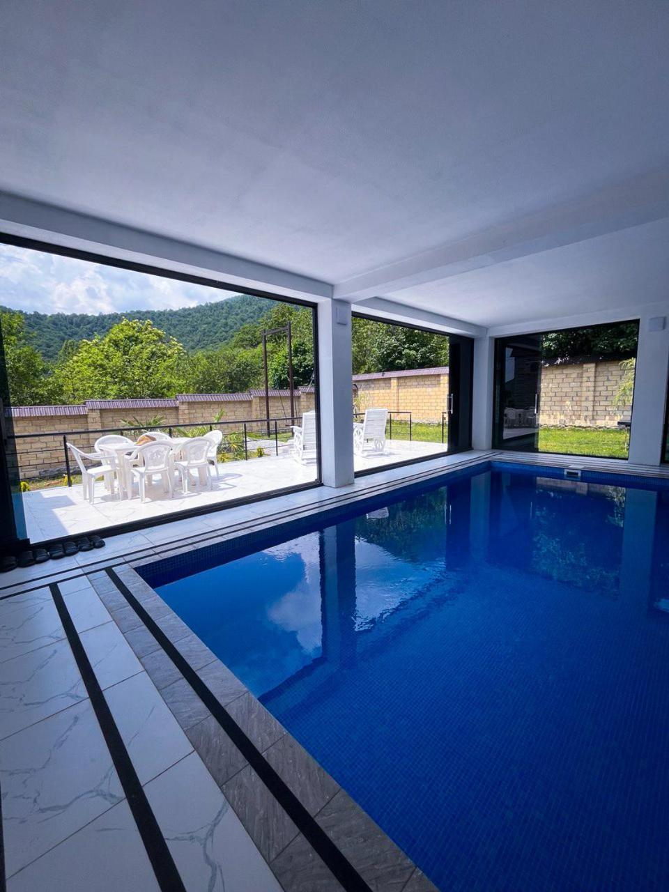 İndoor Hot Pool Mountain View Chalet