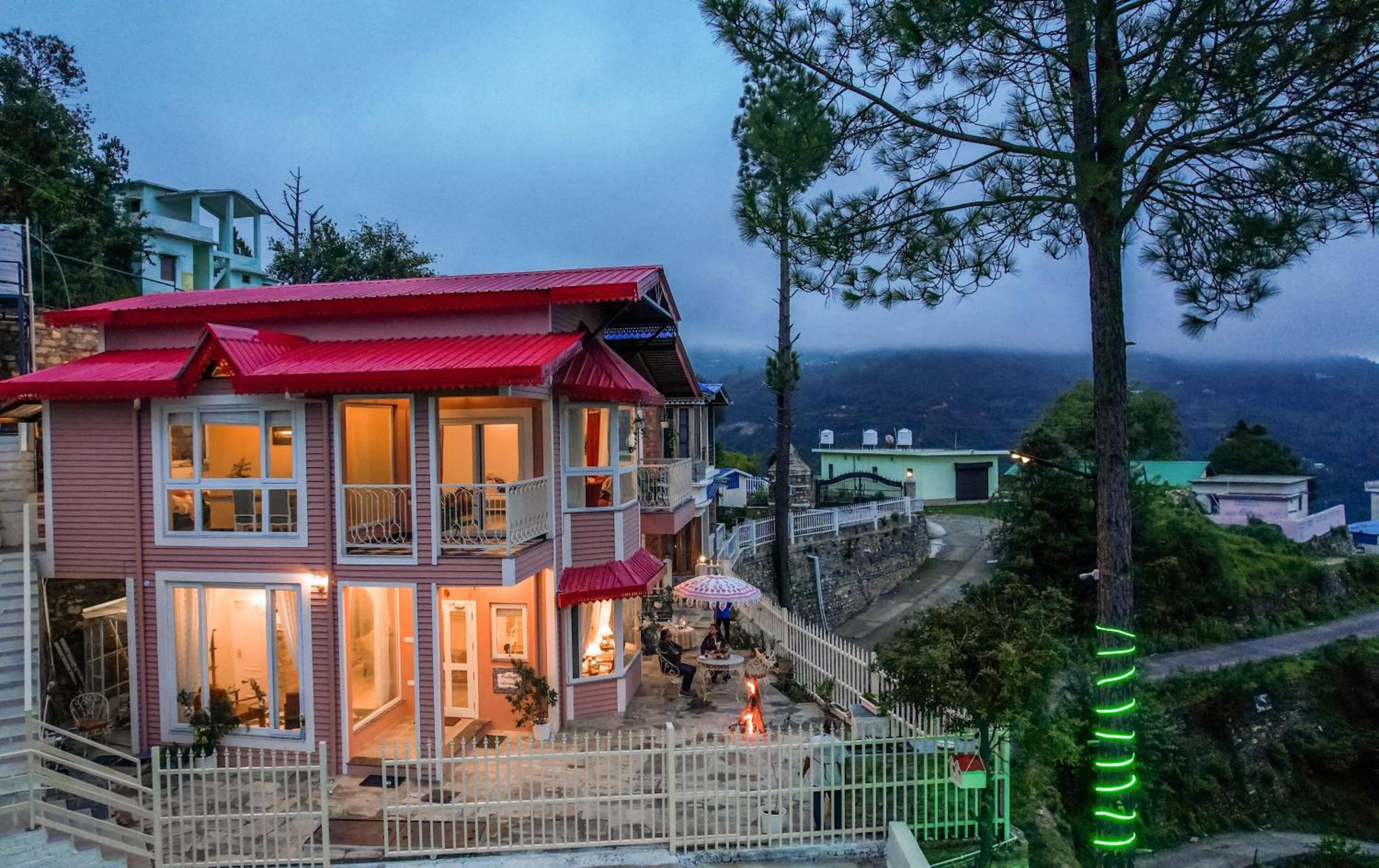 SaffronStays Cottage Aaraish-3BR Mukteshwar stone villa-verandahs, suites & trails near orchards, waterfalls & Tandi village