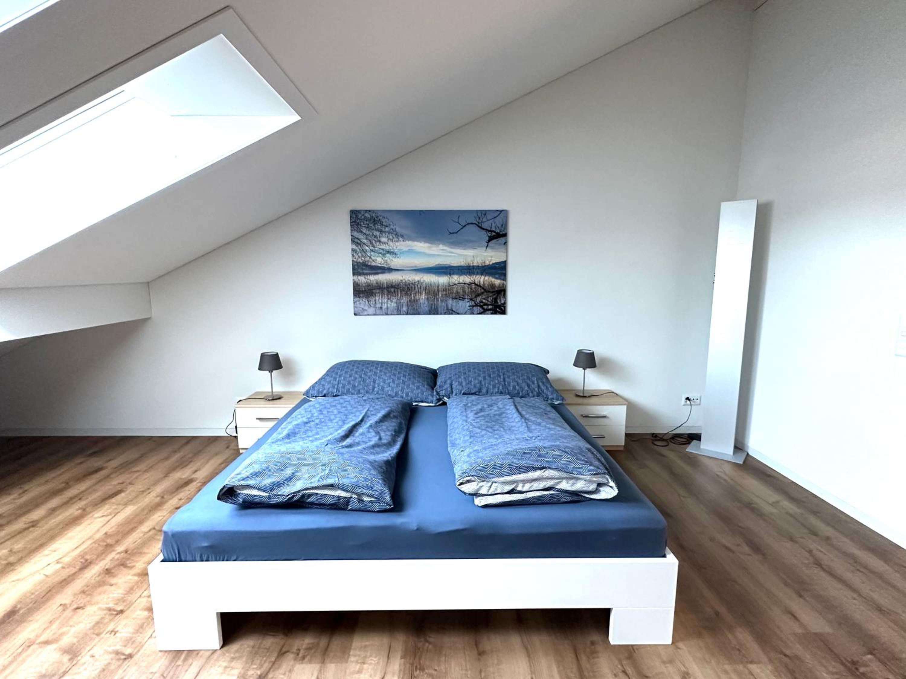 Neue Einzimmer Dachwohnung