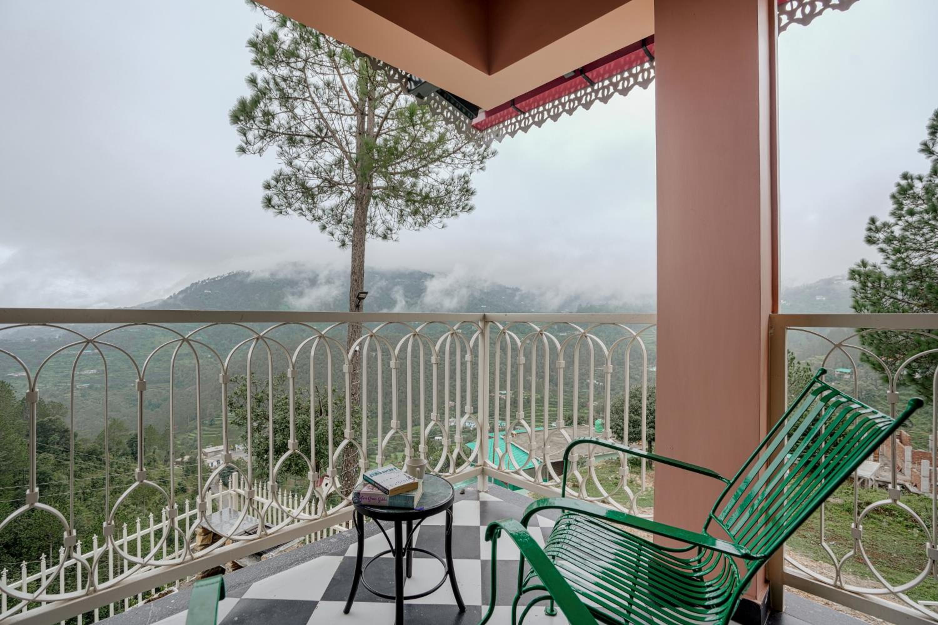 SaffronStays Cottage Aaraish-3BR Mukteshwar stone villa-verandahs, suites & trails near orchards, waterfalls & Tandi village