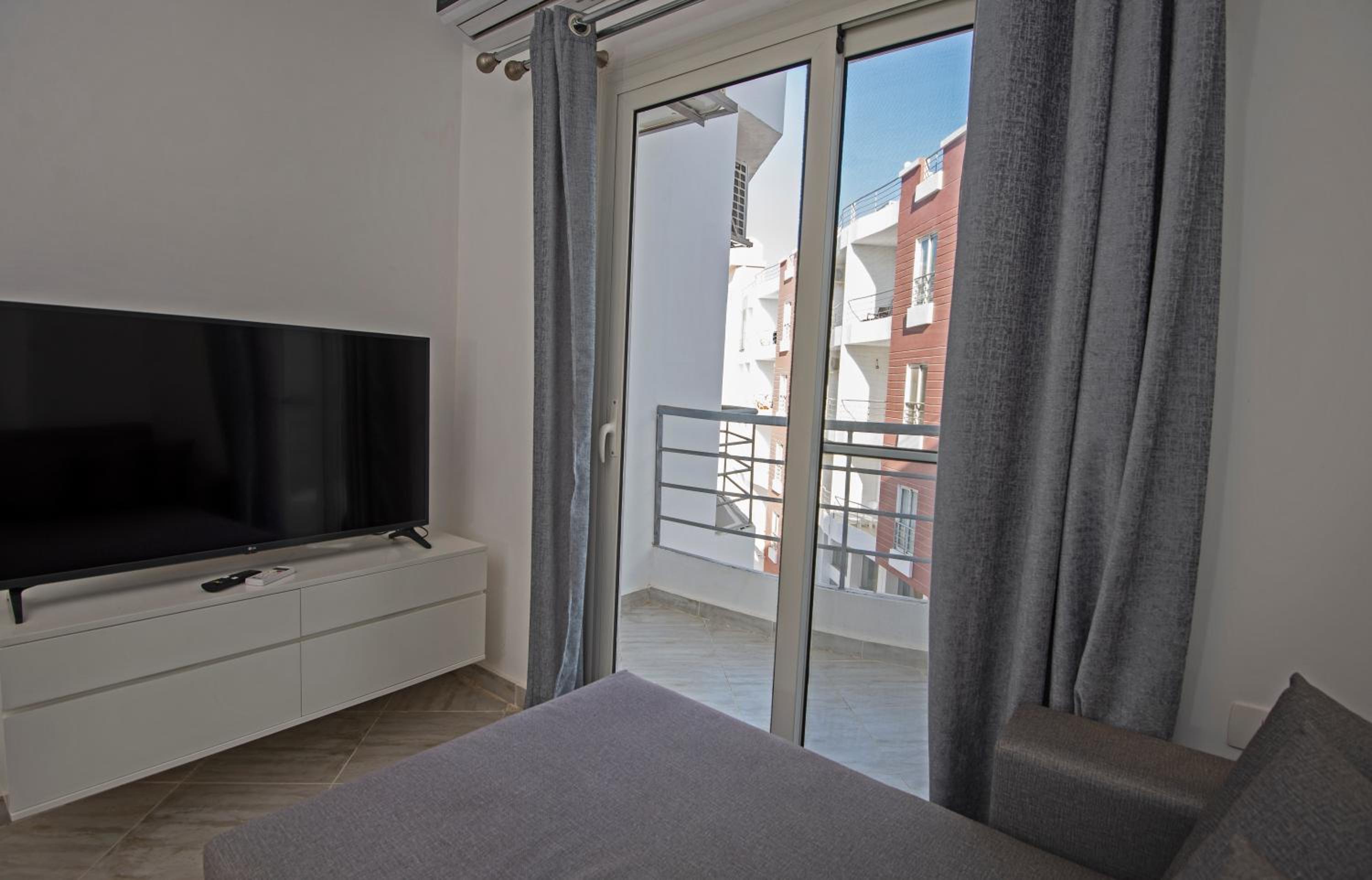 Hotel 1 Bedroom Poolside Apartment B106 Aqua Tropical Resort - Image 1