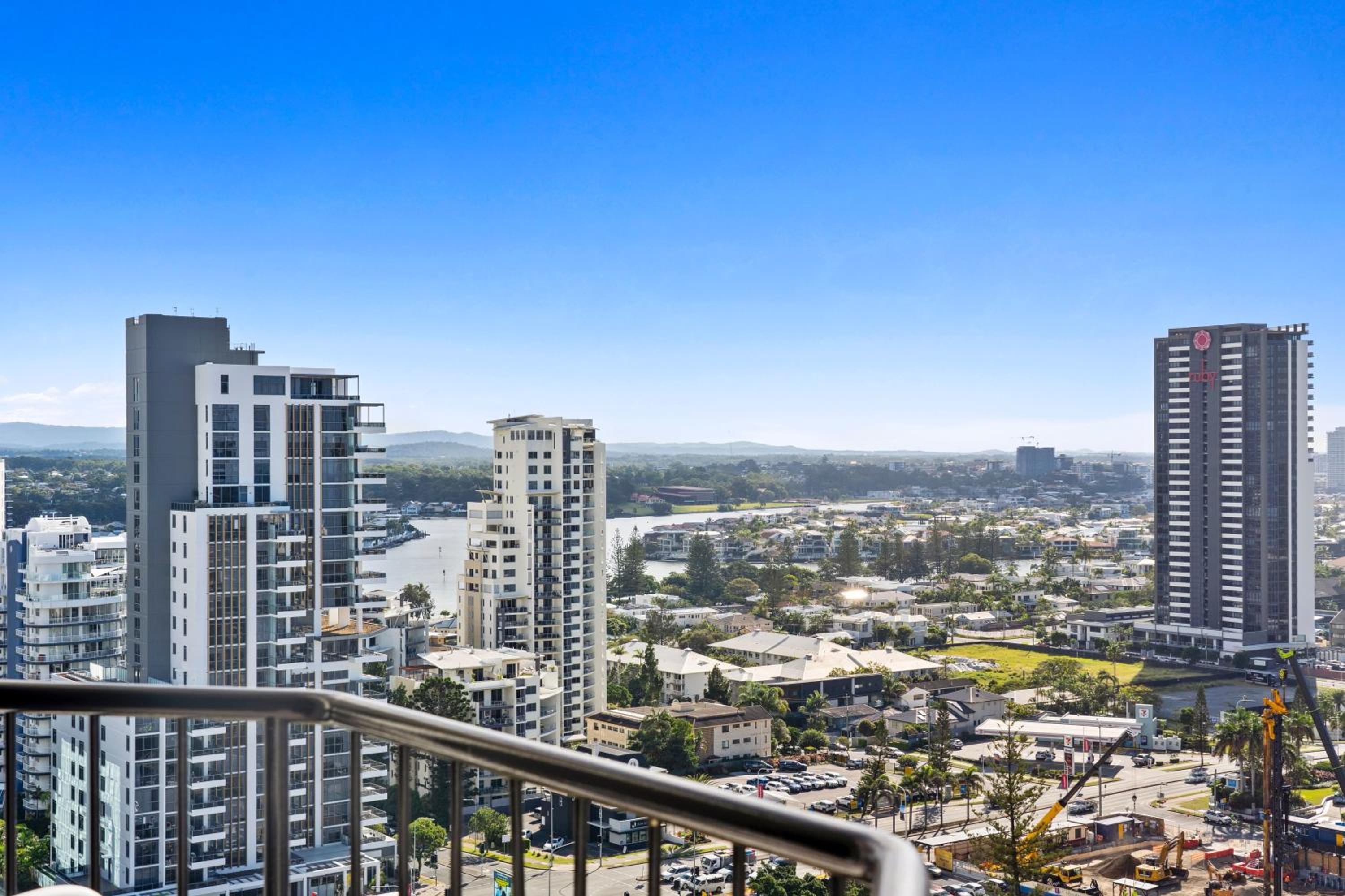 Surfers Paradise Studio Apartment with Ocean Views