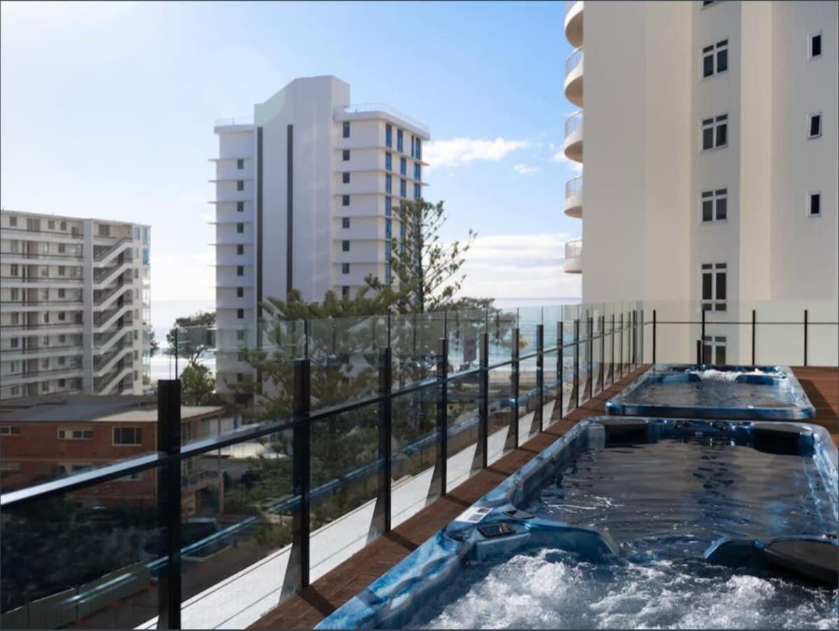 Surfers Paradise Studio Apartment with Ocean Views