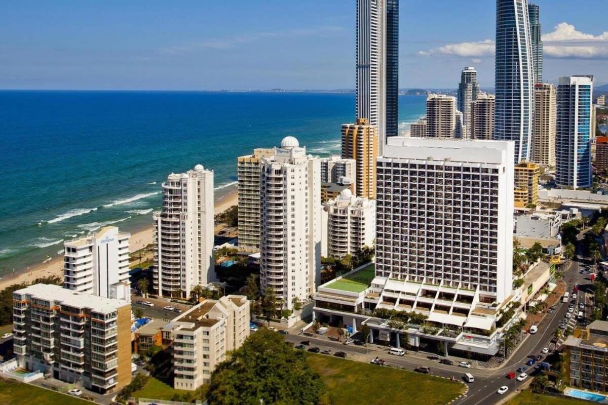 Surfers Paradise Studio Apartment with Ocean Views