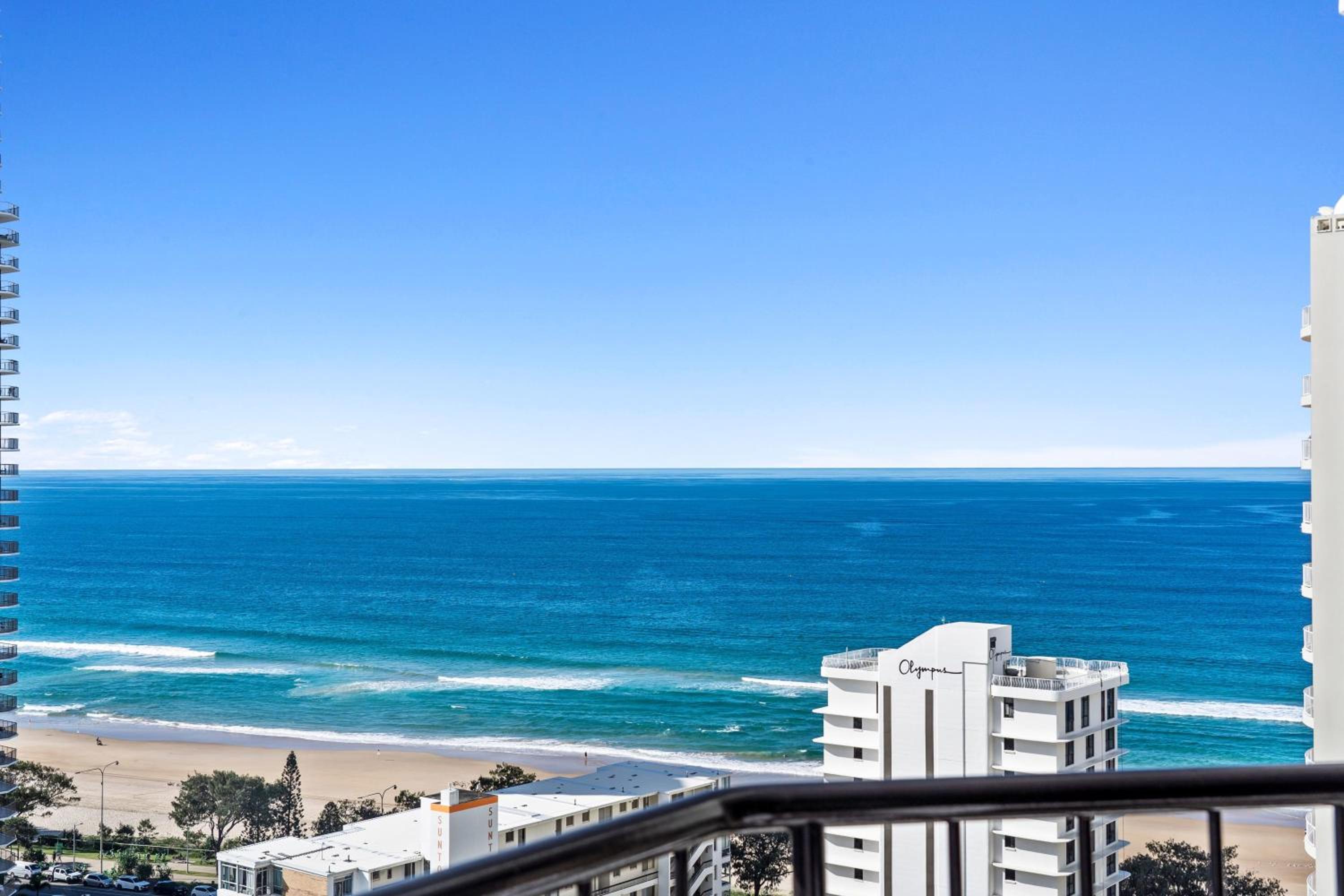 Surfers Paradise Studio Apartment with Ocean Views