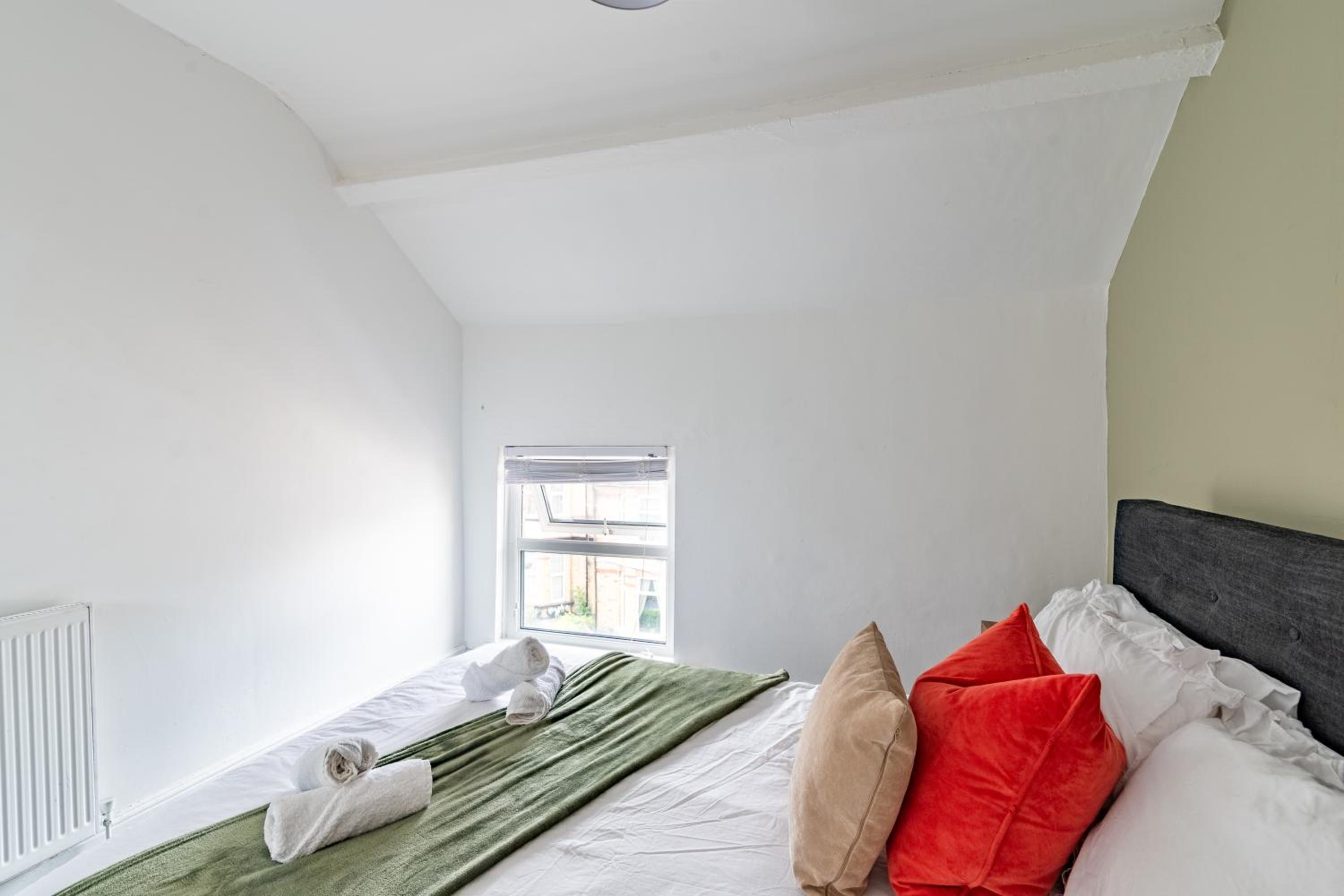 Newport 4BR Apt - City Centre - WiFi - Sleeps 7 view 5