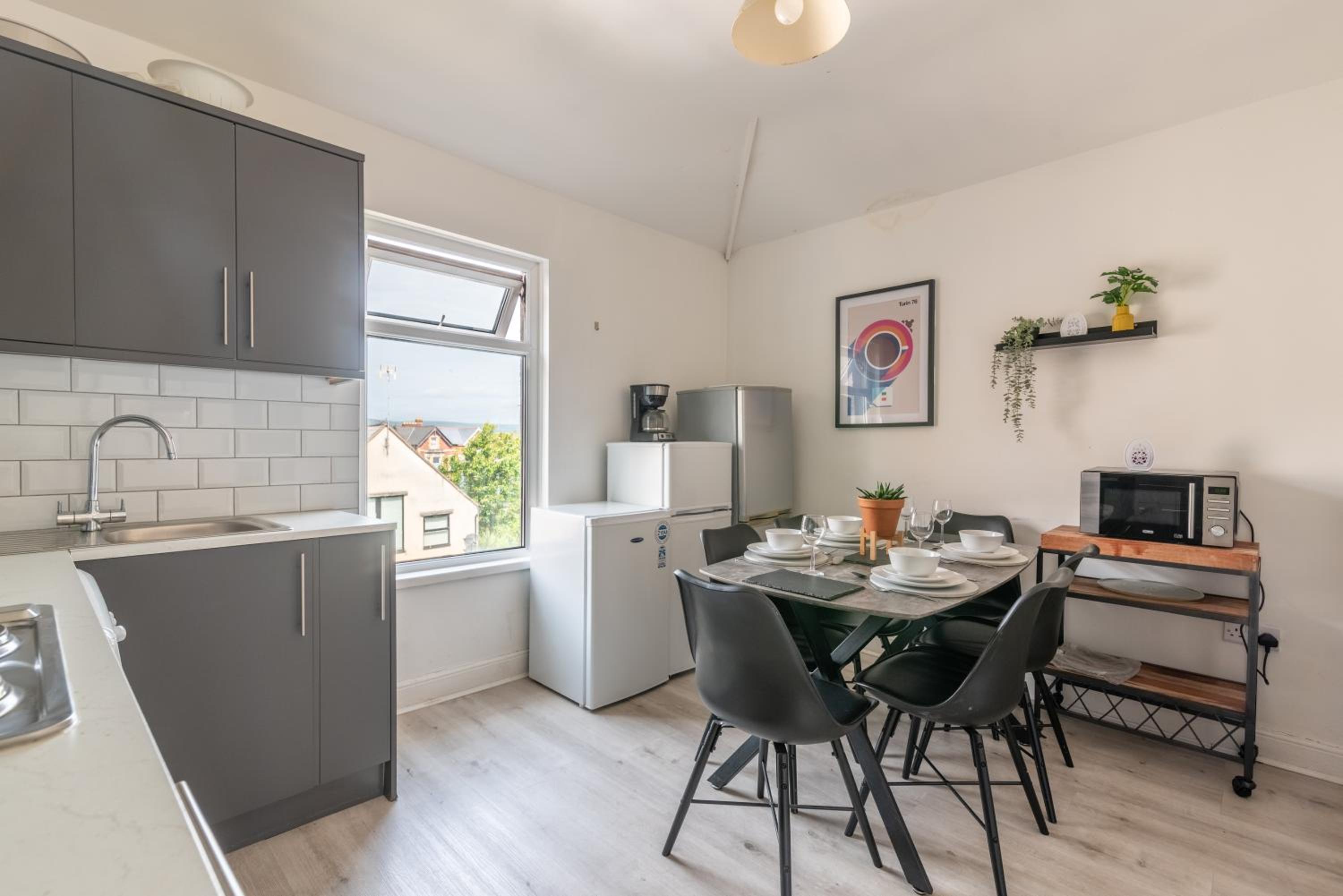 Newport 4BR Apt - City Centre - WiFi - Sleeps 7 view 3