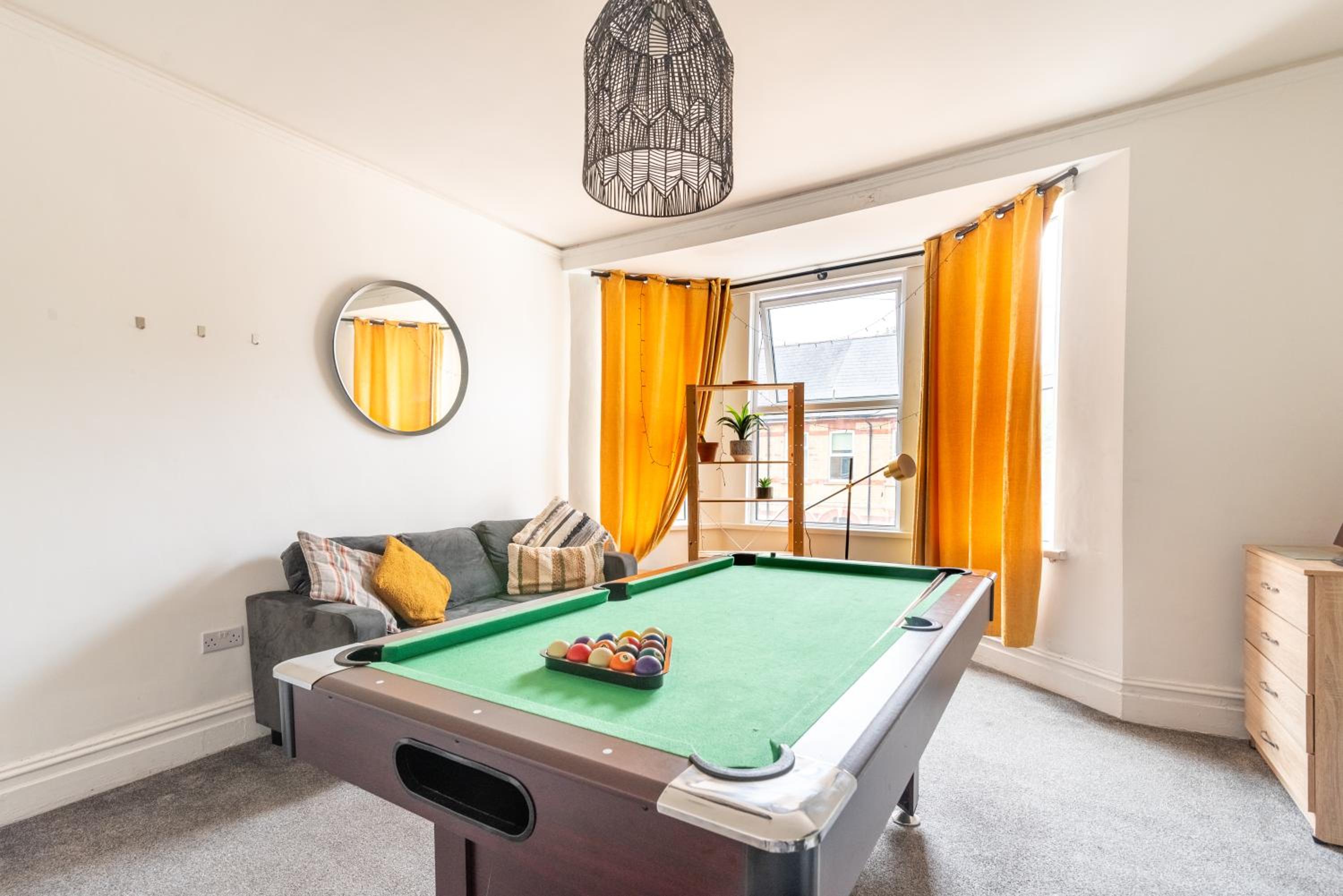 Newport 4BR Apt - City Centre - WiFi - Sleeps 7 view 2