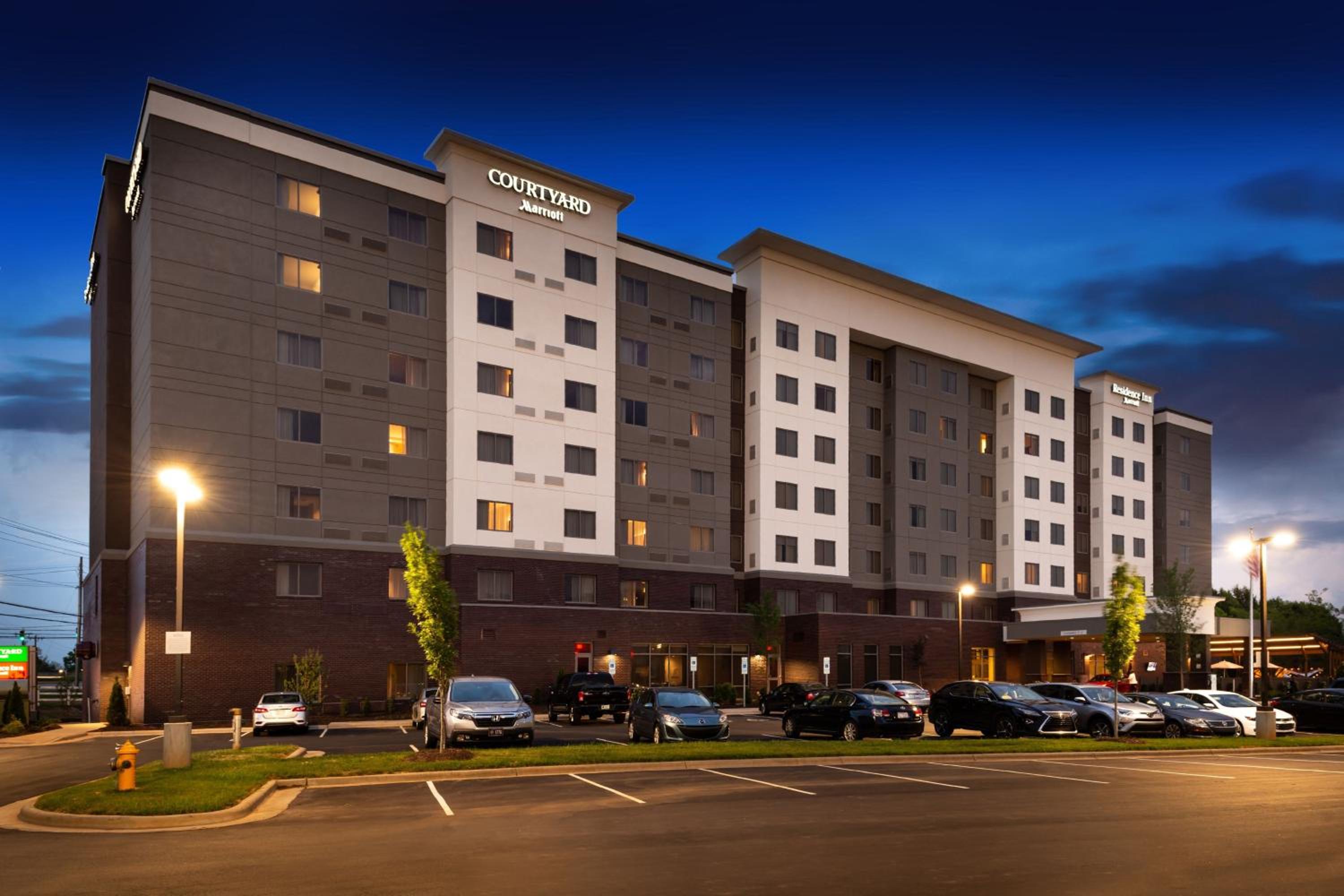 Hotel Courtyard by Marriott Charlotte Northlake - Image 1