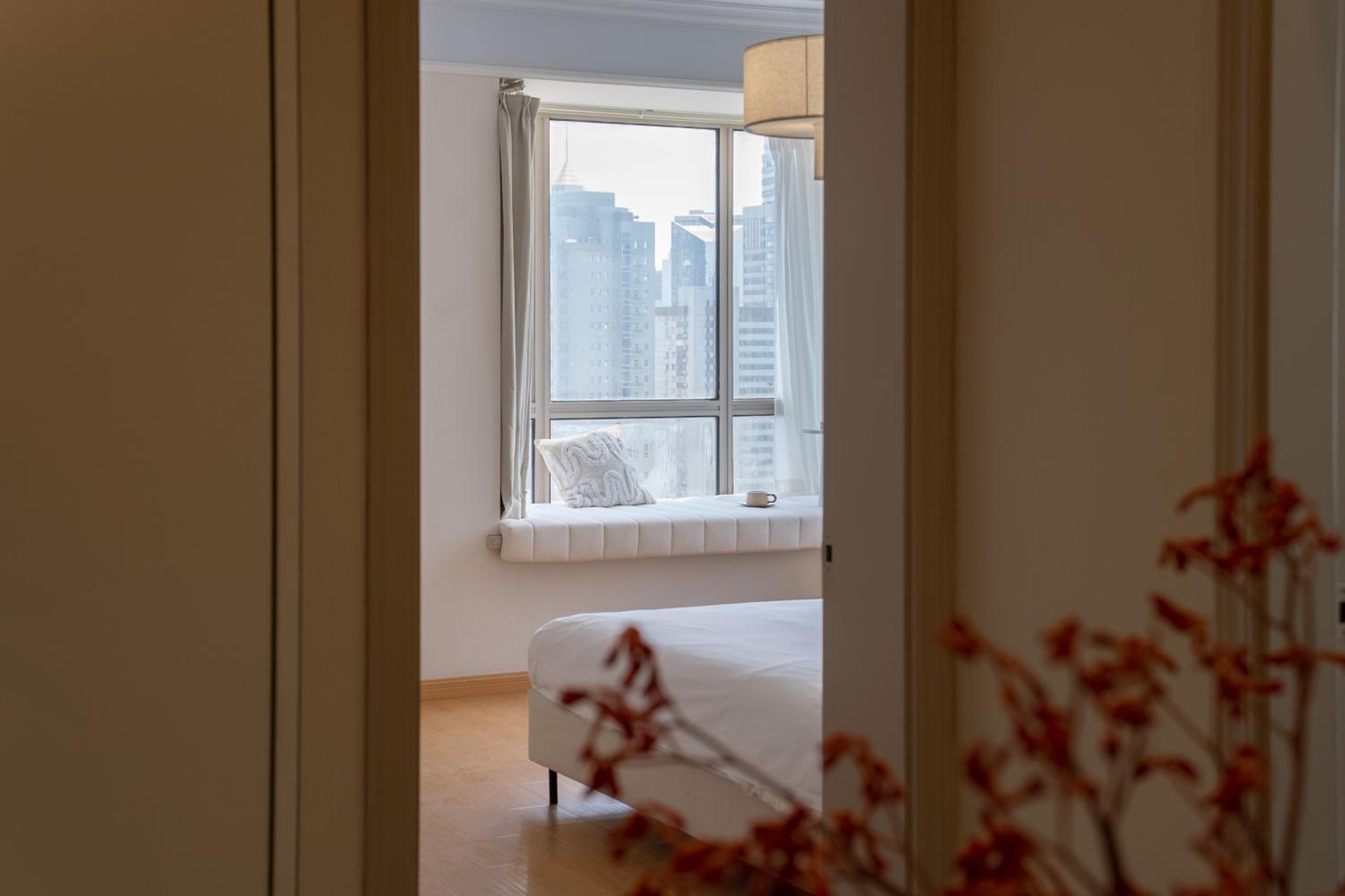 Molly House - The Bund Riverview, Near Nanjing East Road 3-Bedrooms with Elevator Apartment, Near the subway