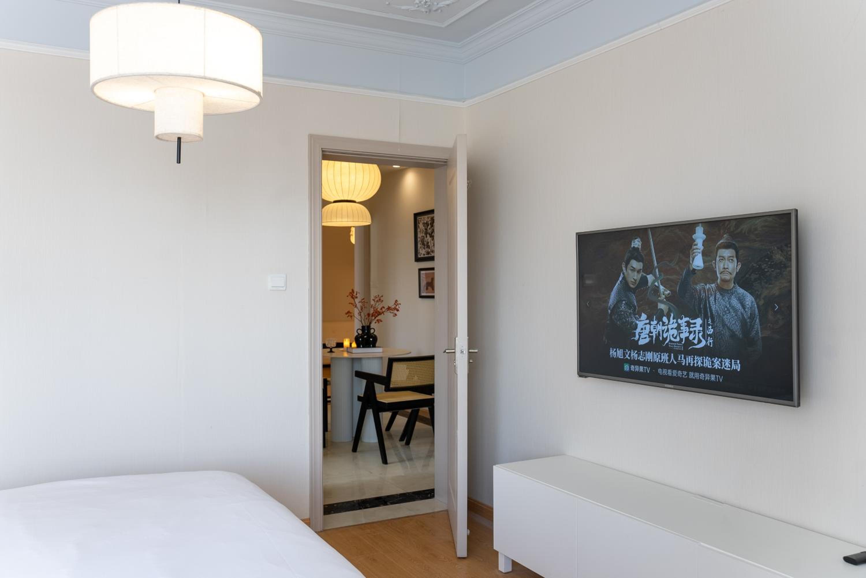 Molly House - The Bund Riverview, Near Nanjing East Road 3-Bedrooms with Elevator Apartment, Near the subway