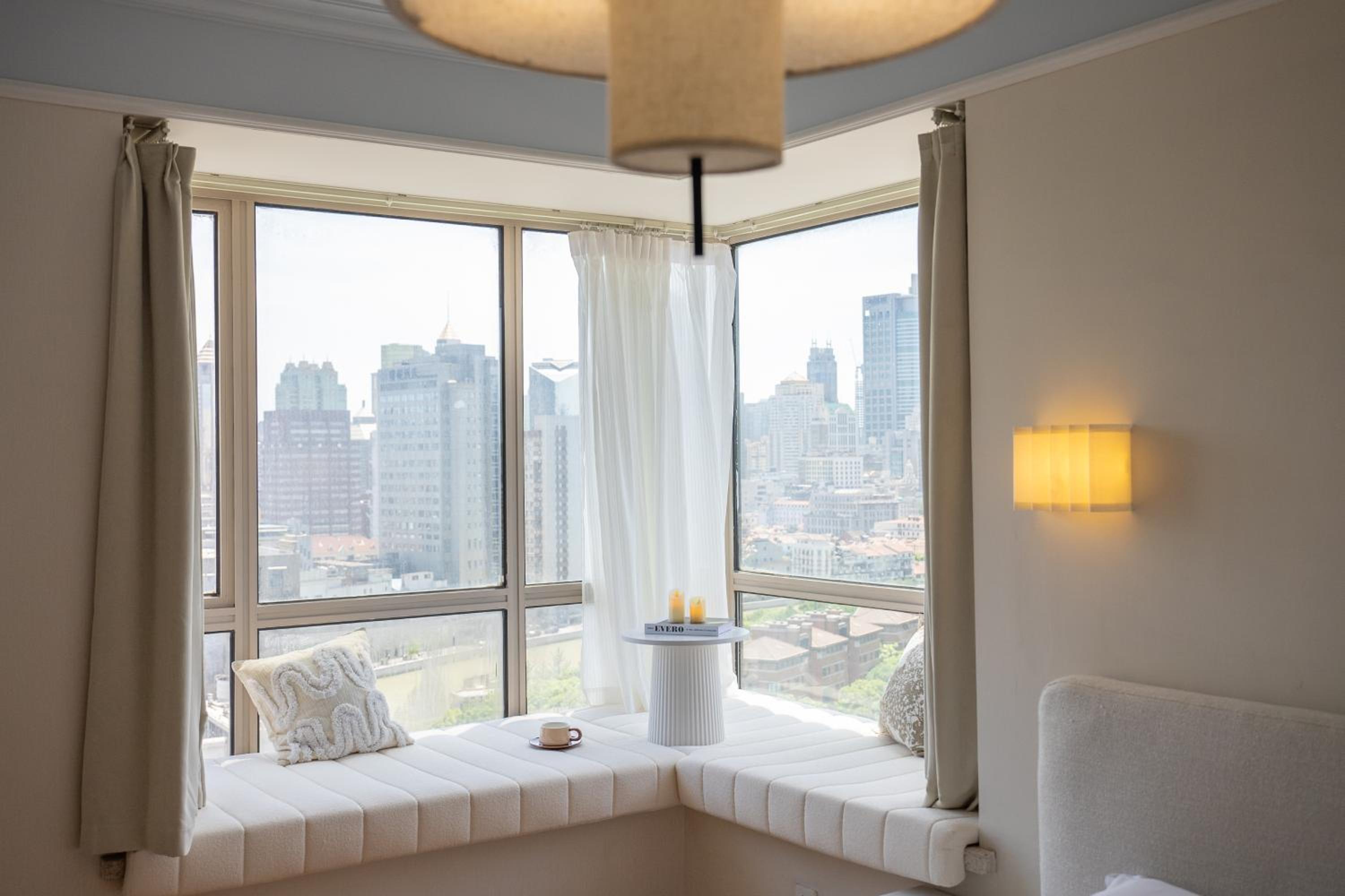 Molly House - The Bund Riverview, Near Nanjing East Road 3-Bedrooms with Elevator Apartment, Near the subway