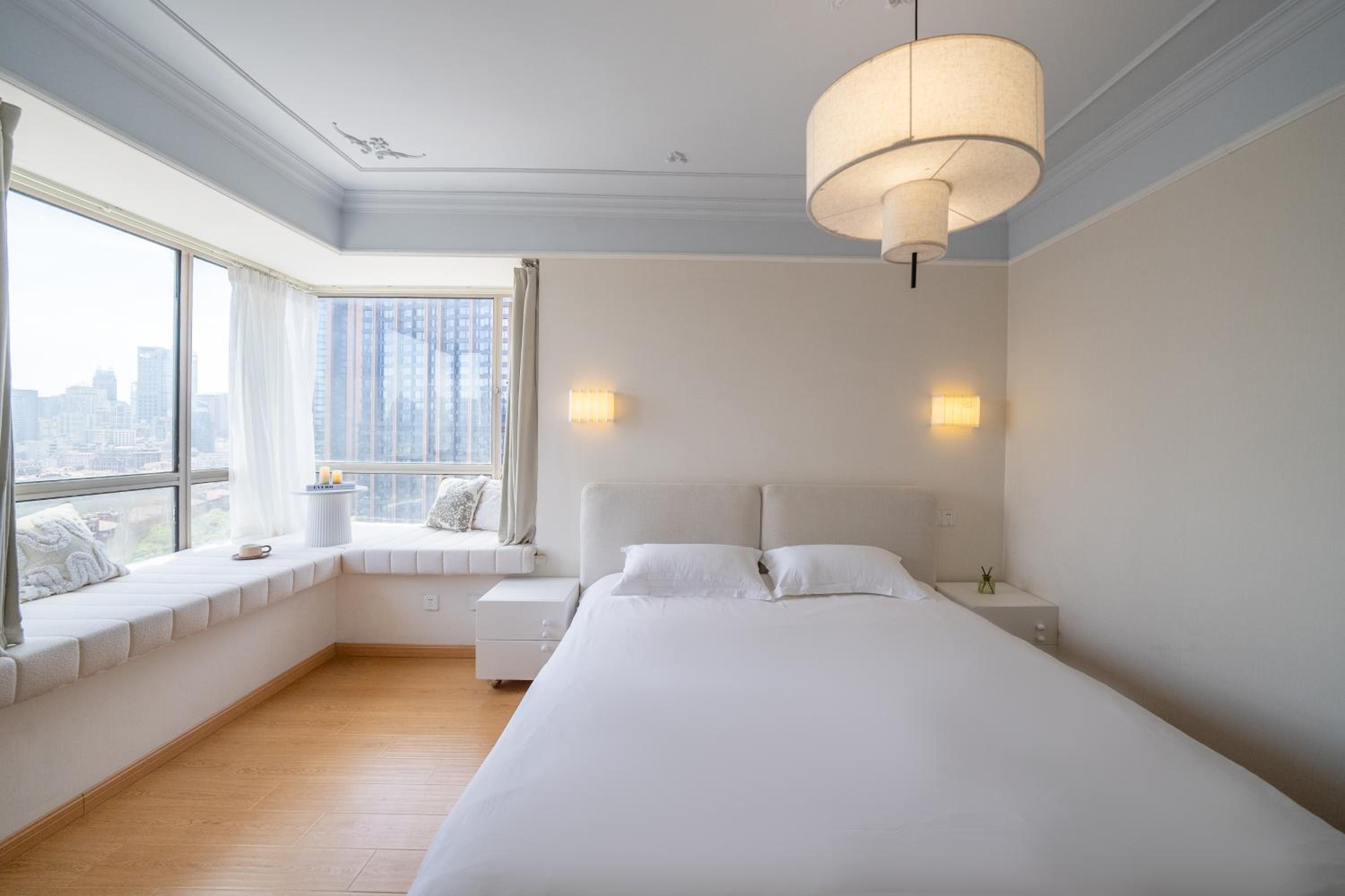 Molly House - The Bund Riverview, Near Nanjing East Road 3-Bedrooms with Elevator Apartment, Near the subway