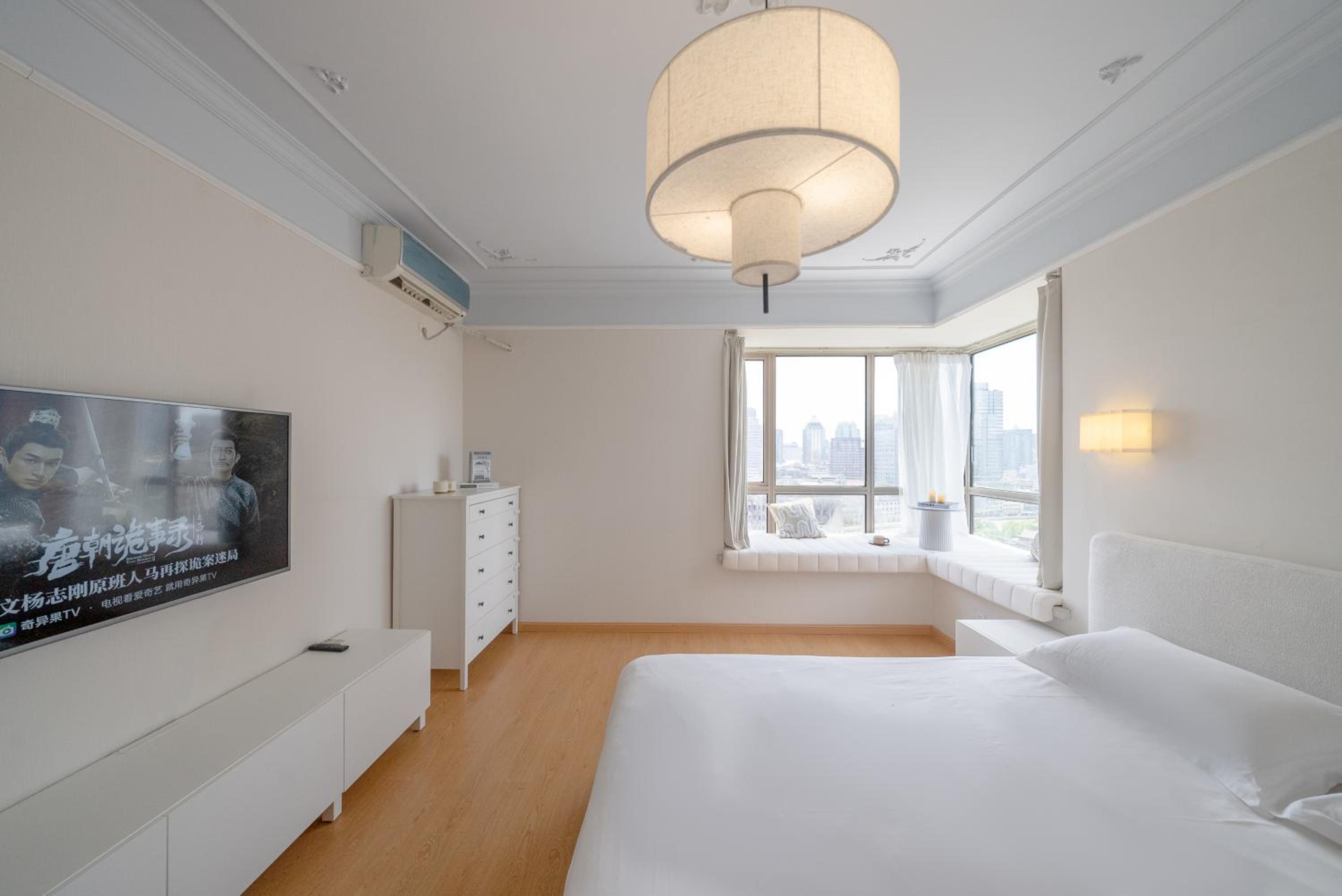 Molly House - The Bund Riverview, Near Nanjing East Road 3-Bedrooms with Elevator Apartment, Near the subway