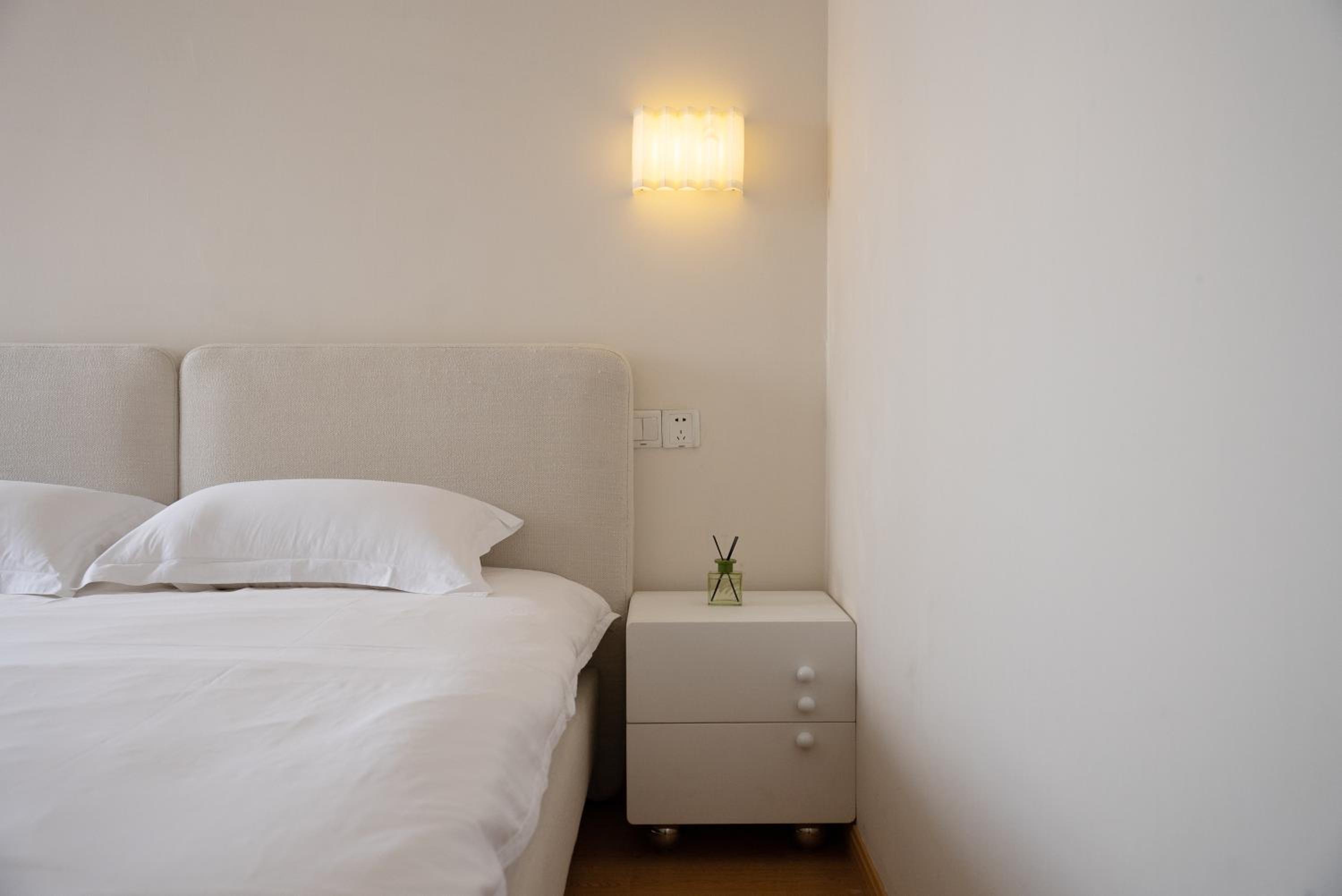 Molly House - The Bund Riverview, Near Nanjing East Road 3-Bedrooms with Elevator Apartment, Near the subway