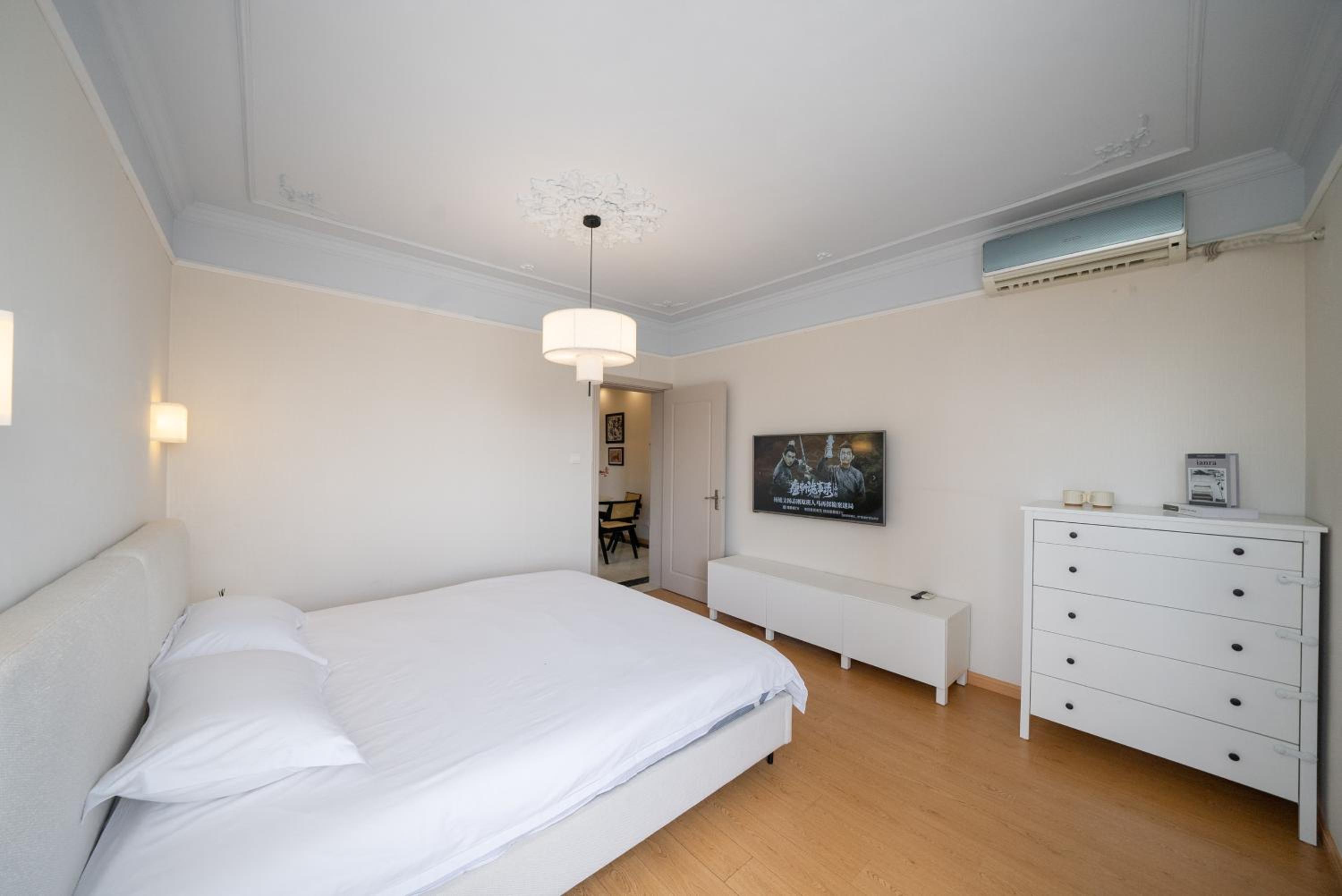 Molly House - The Bund Riverview, Near Nanjing East Road 3-Bedrooms with Elevator Apartment, Near the subway