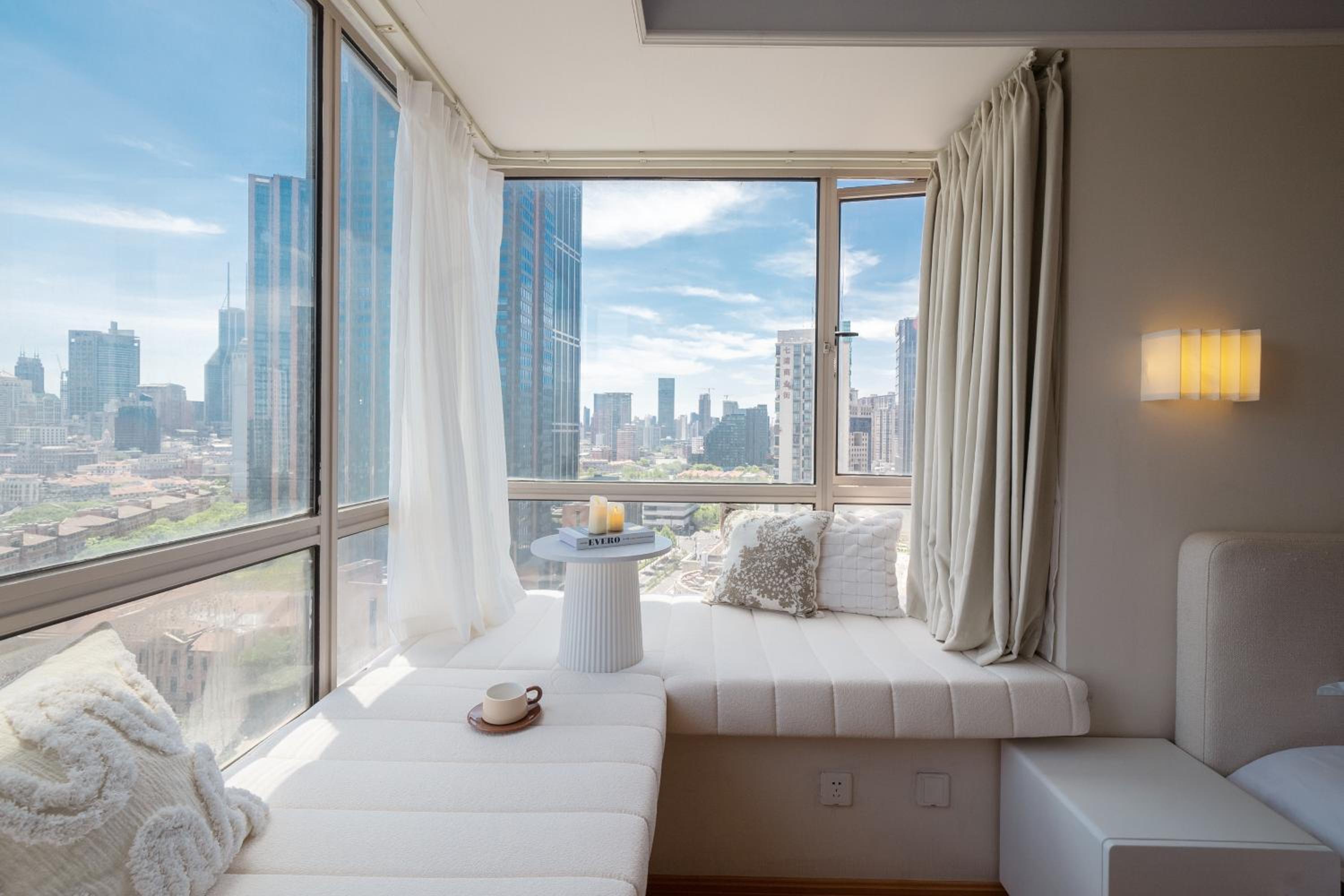 Molly House - The Bund Riverview, Near Nanjing East Road 3-Bedrooms with Elevator Apartment, Near the subway