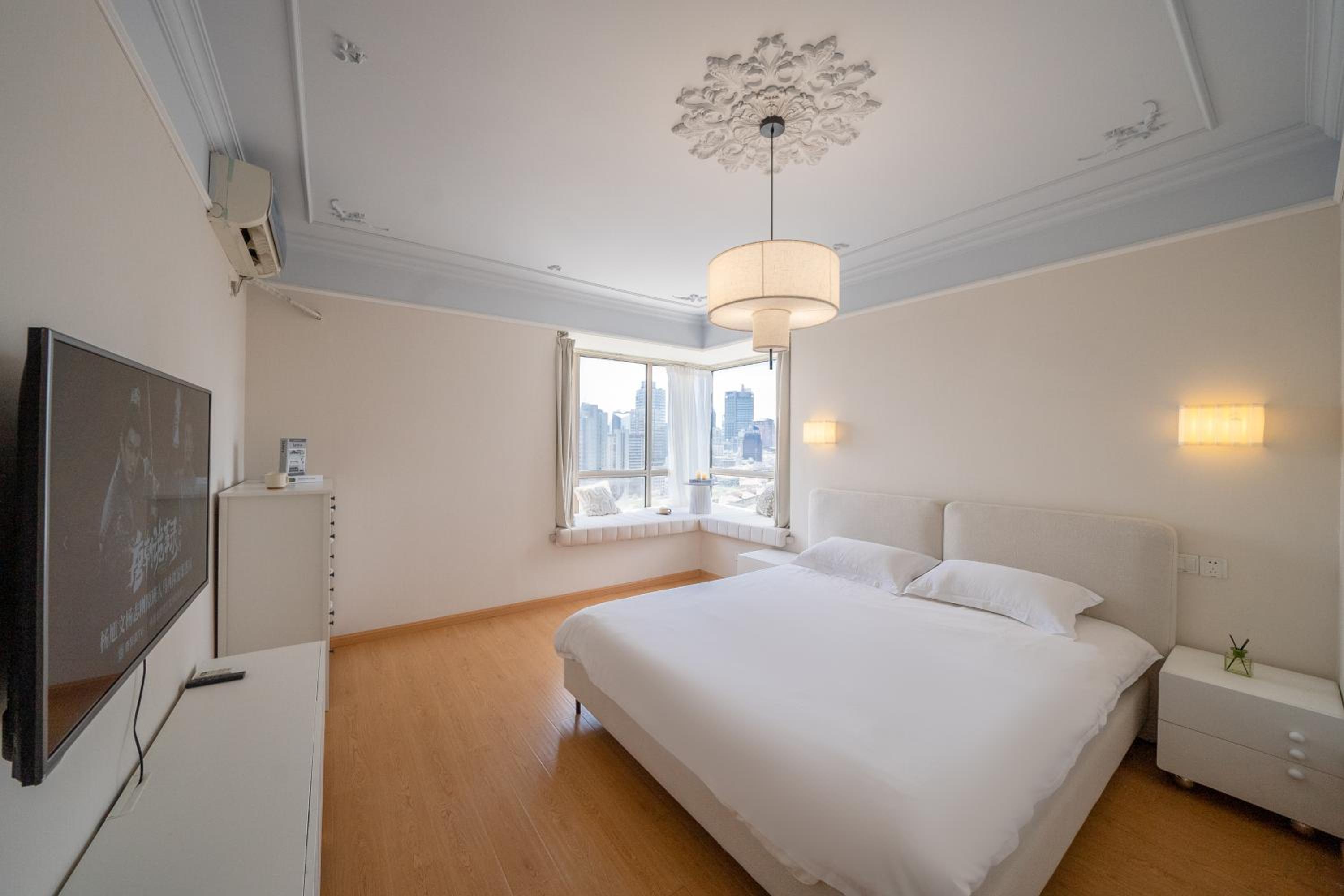 Molly House - The Bund Riverview, Near Nanjing East Road 3-Bedrooms with Elevator Apartment, Near the subway