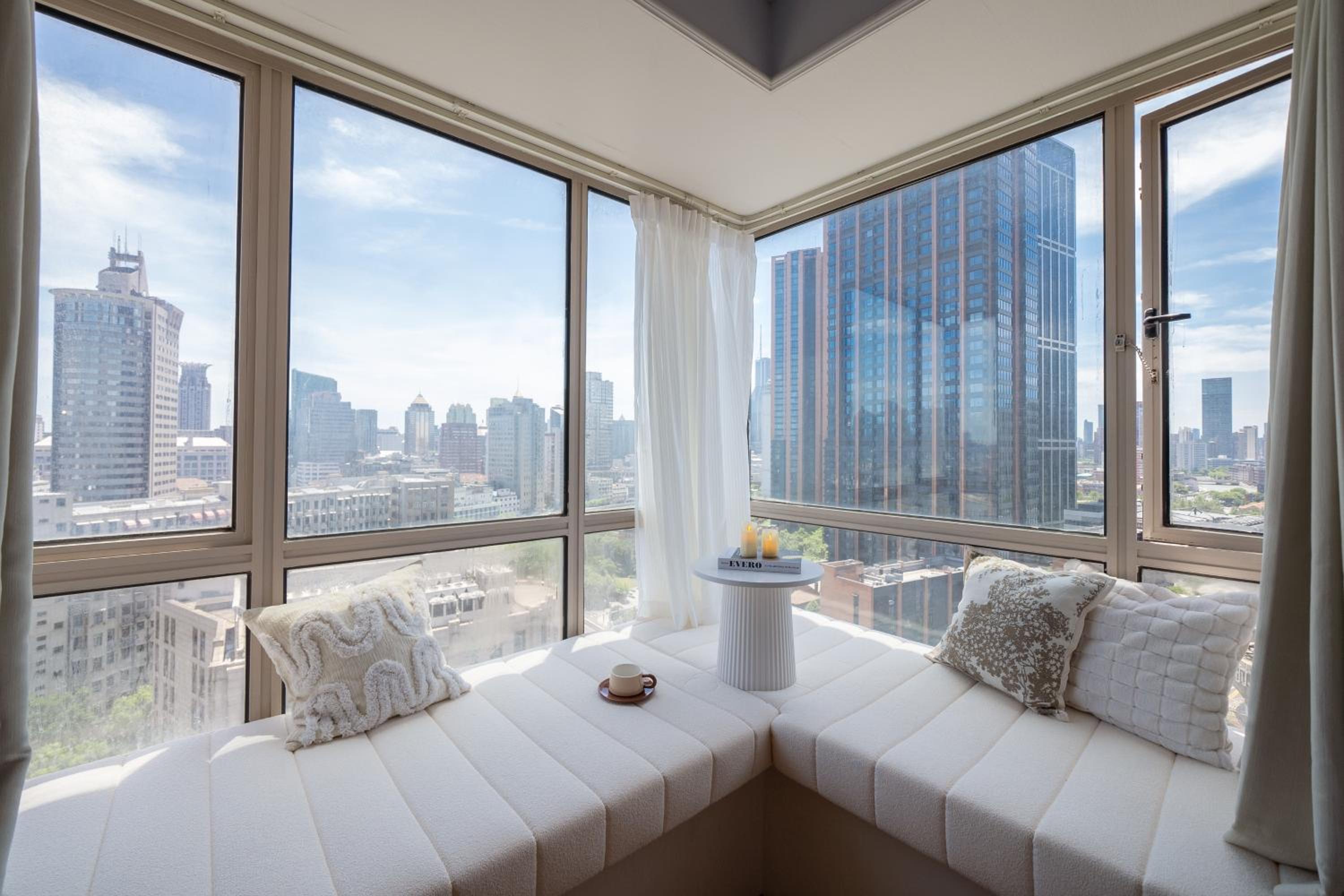 Molly House - The Bund Riverview, Near Nanjing East Road 3-Bedrooms with Elevator Apartment, Near the subway