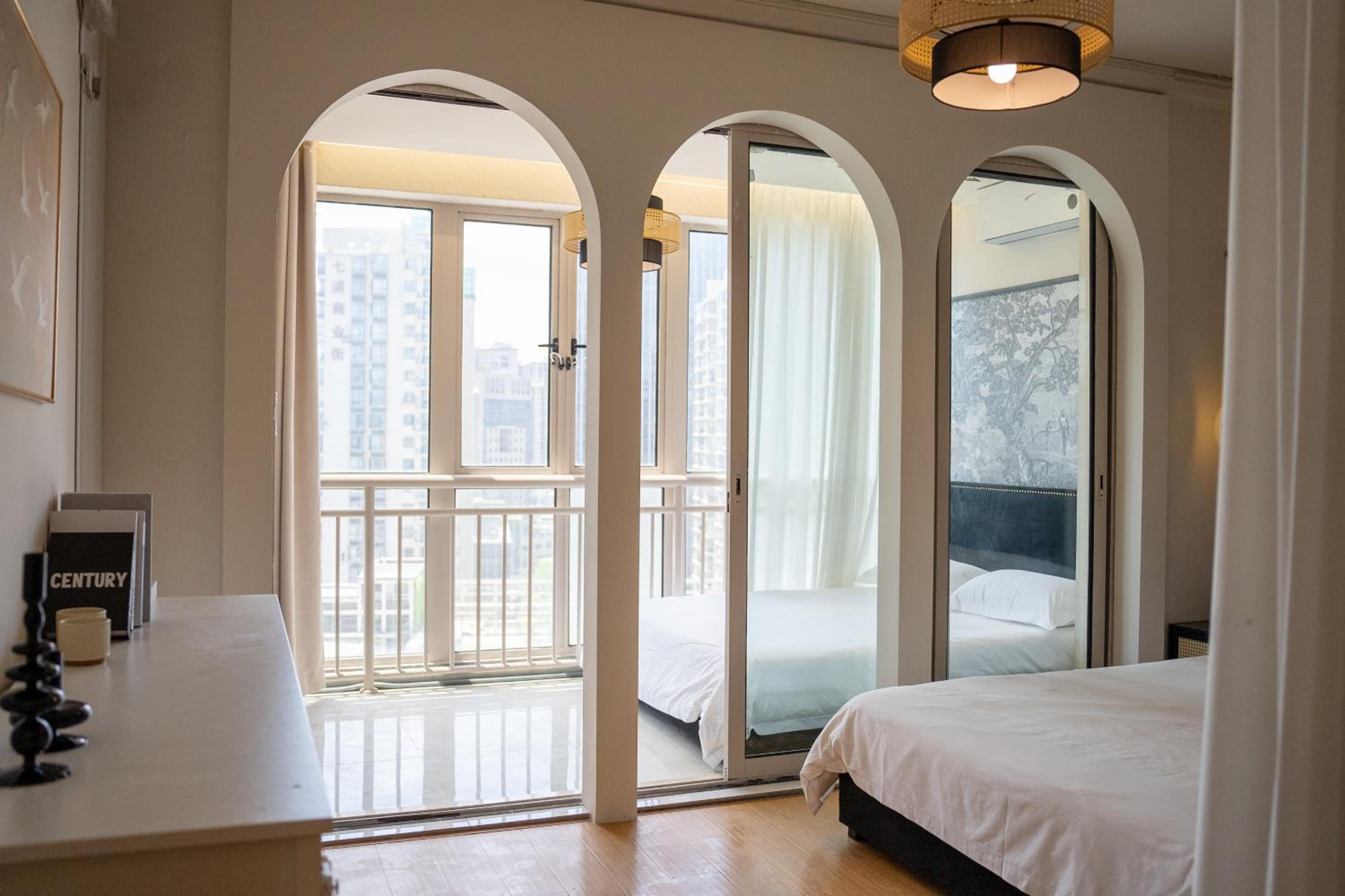 Molly House - The Bund Riverview, Near Nanjing East Road 3-Bedrooms with Elevator Apartment, Near the subway