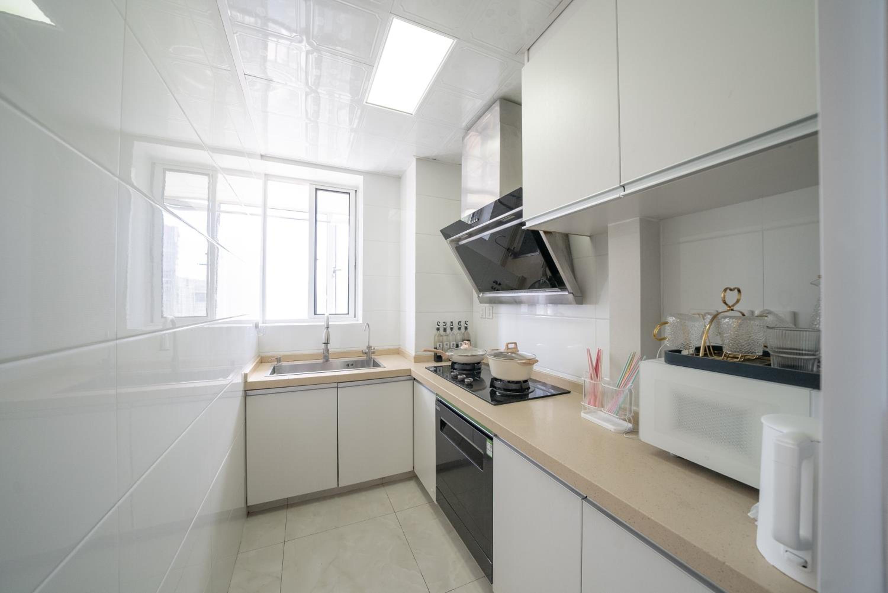 Molly House - The Bund Riverview, Near Nanjing East Road 3-Bedrooms with Elevator Apartment, Near the subway