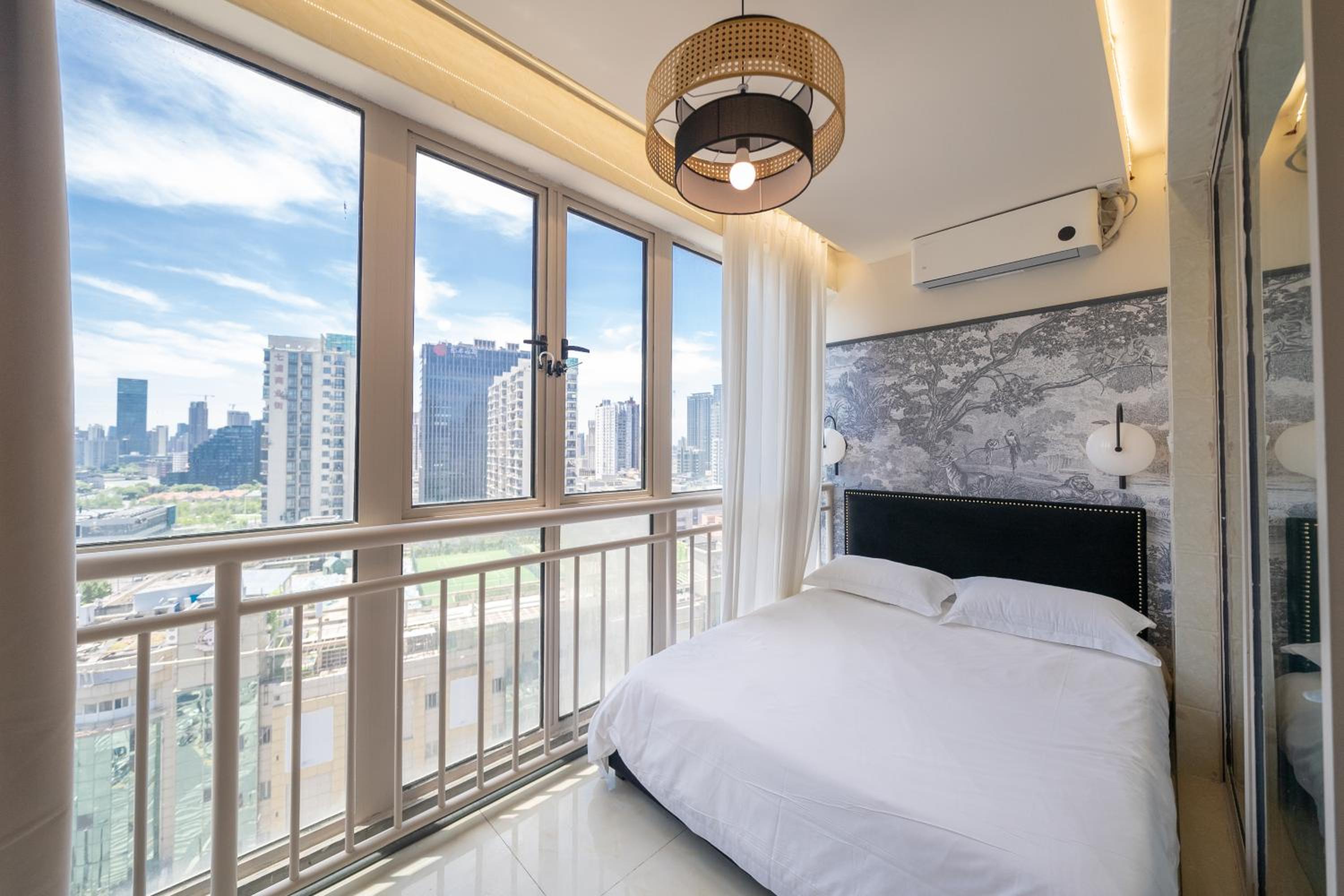 Molly House - The Bund Riverview, Near Nanjing East Road 3-Bedrooms with Elevator Apartment, Near the subway