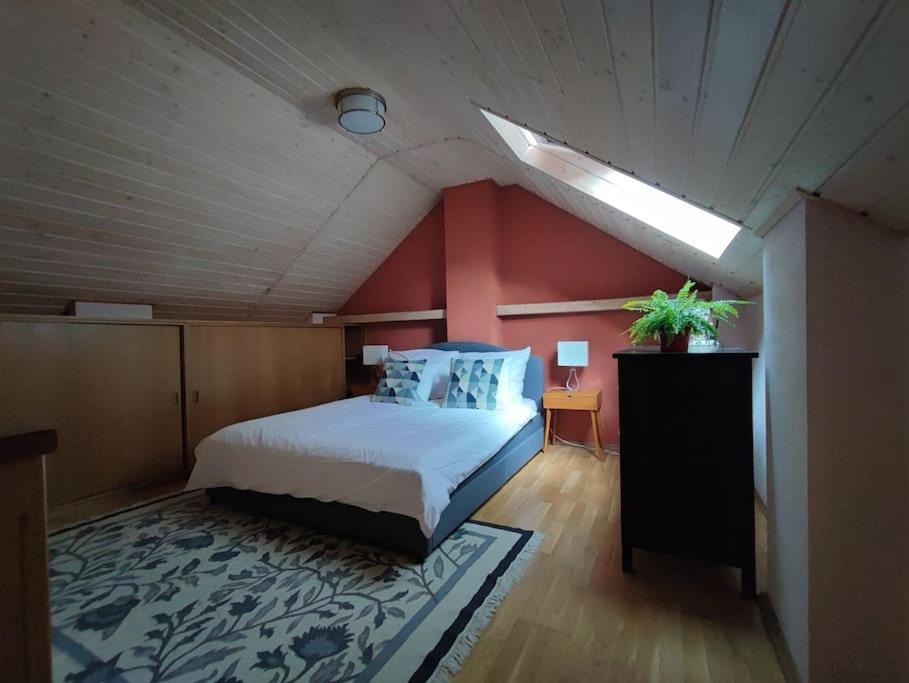 Bright cosy house with parking