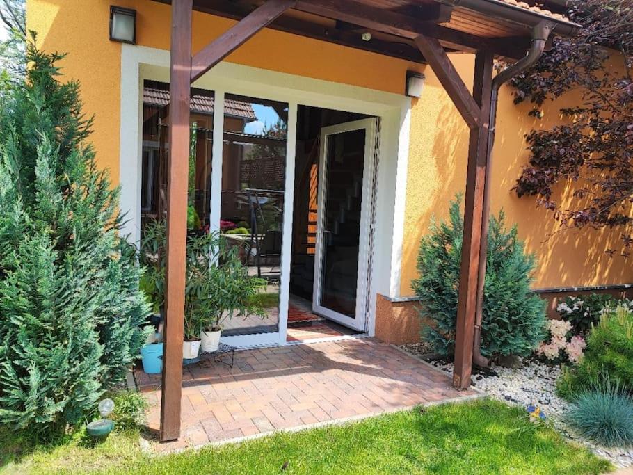 Bright cosy house with parking