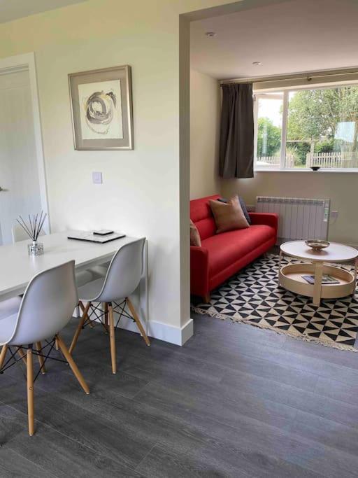 Larks Leaze Lodge, Steeple Ashton, Wiltshire view 4