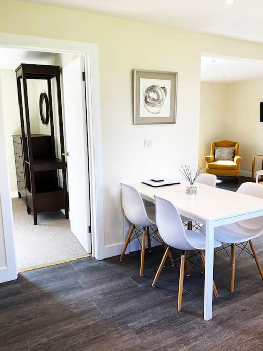 Larks Leaze Lodge, Steeple Ashton, Wiltshire view 5