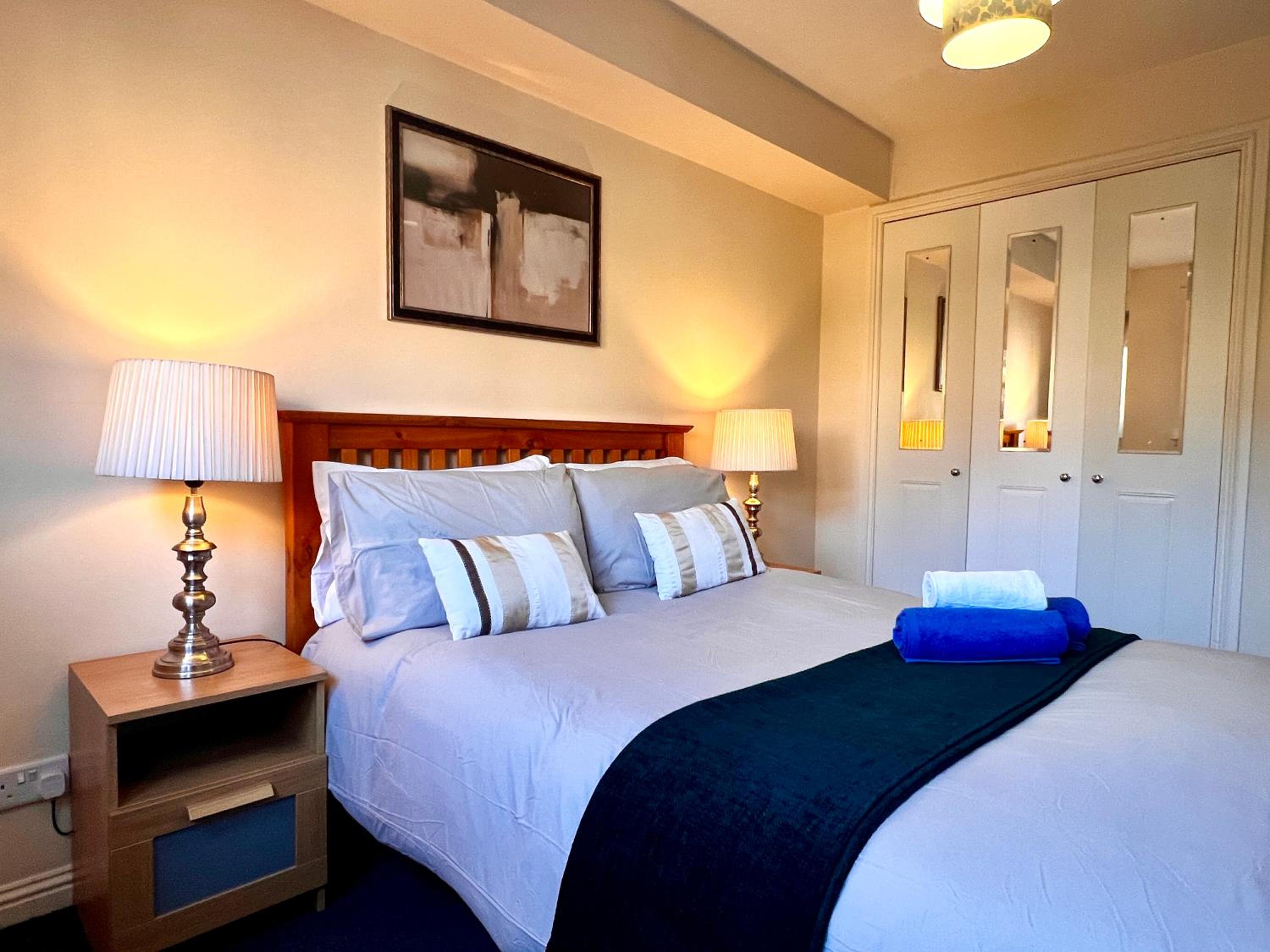 Stylish Modern Flat with Juliet Balcony & Parking view 4