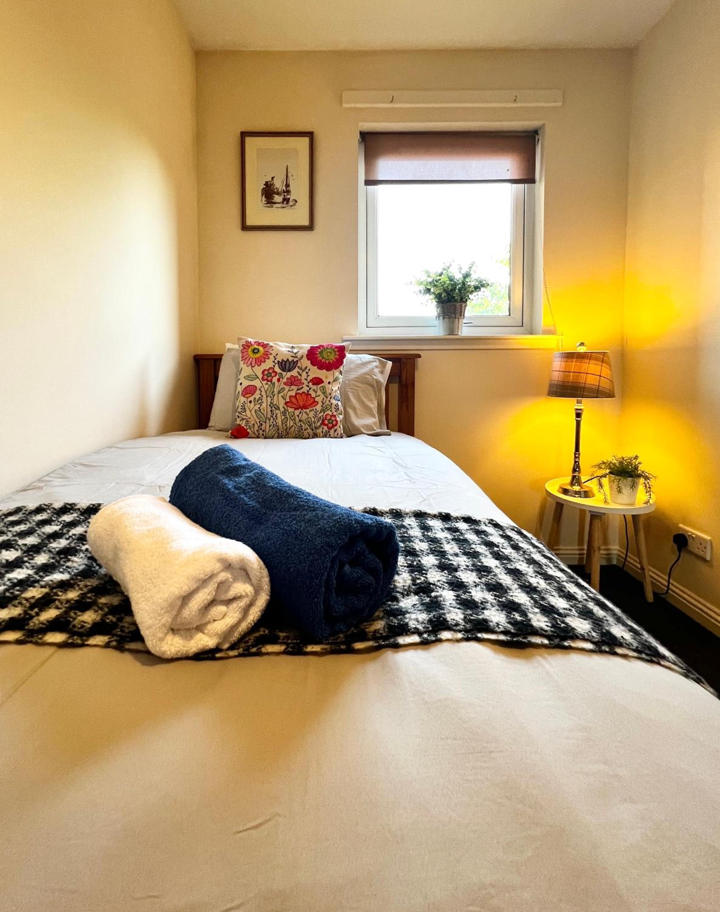 Stylish Modern Flat with Juliet Balcony & Parking view 5
