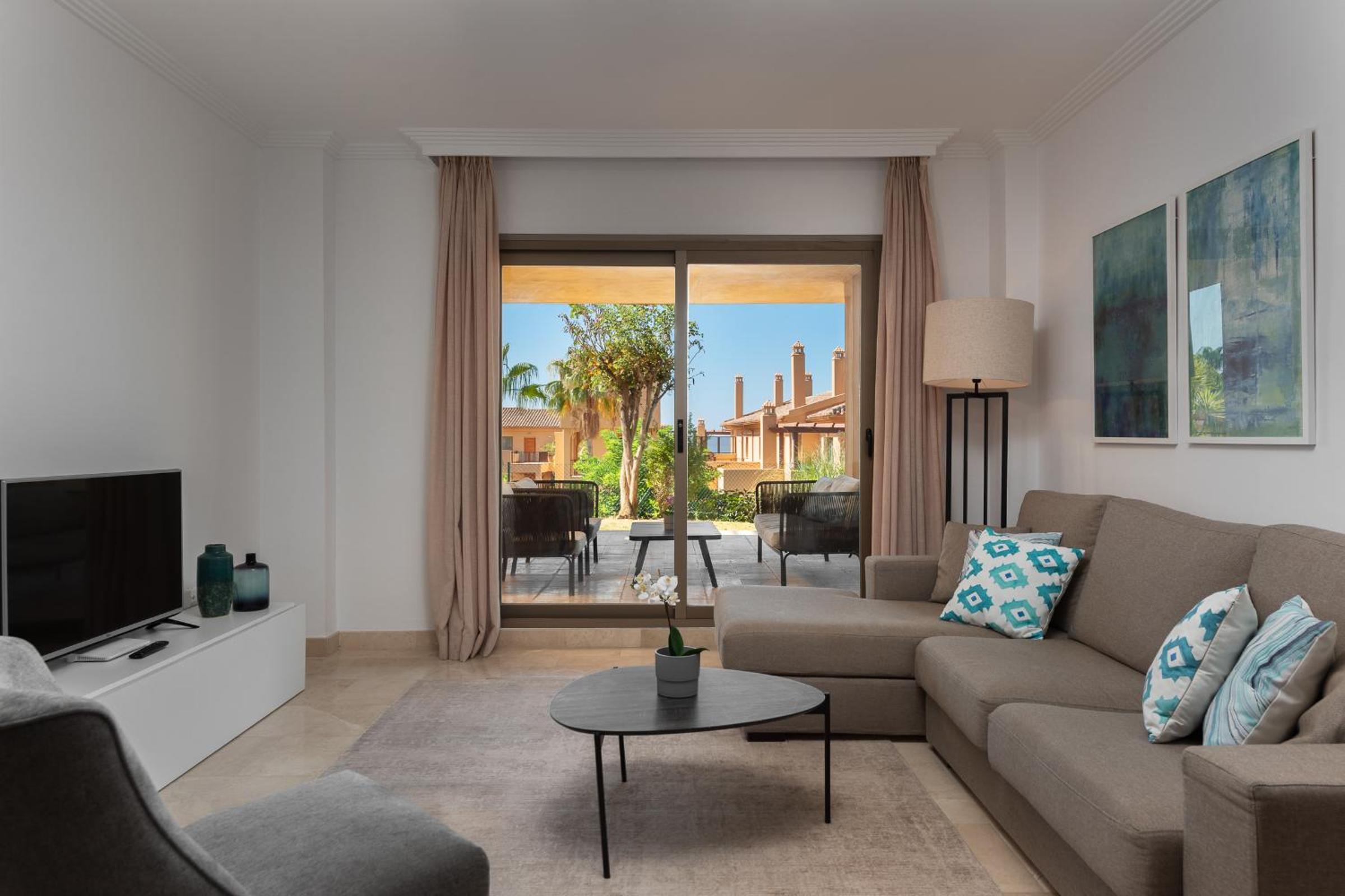 Hotel Spacious 3-Bedroom with Terrace and Garden - Image 1