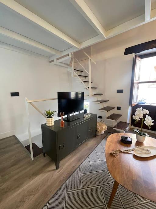 Stylish City-Center Apt 2 Bdrms view 5