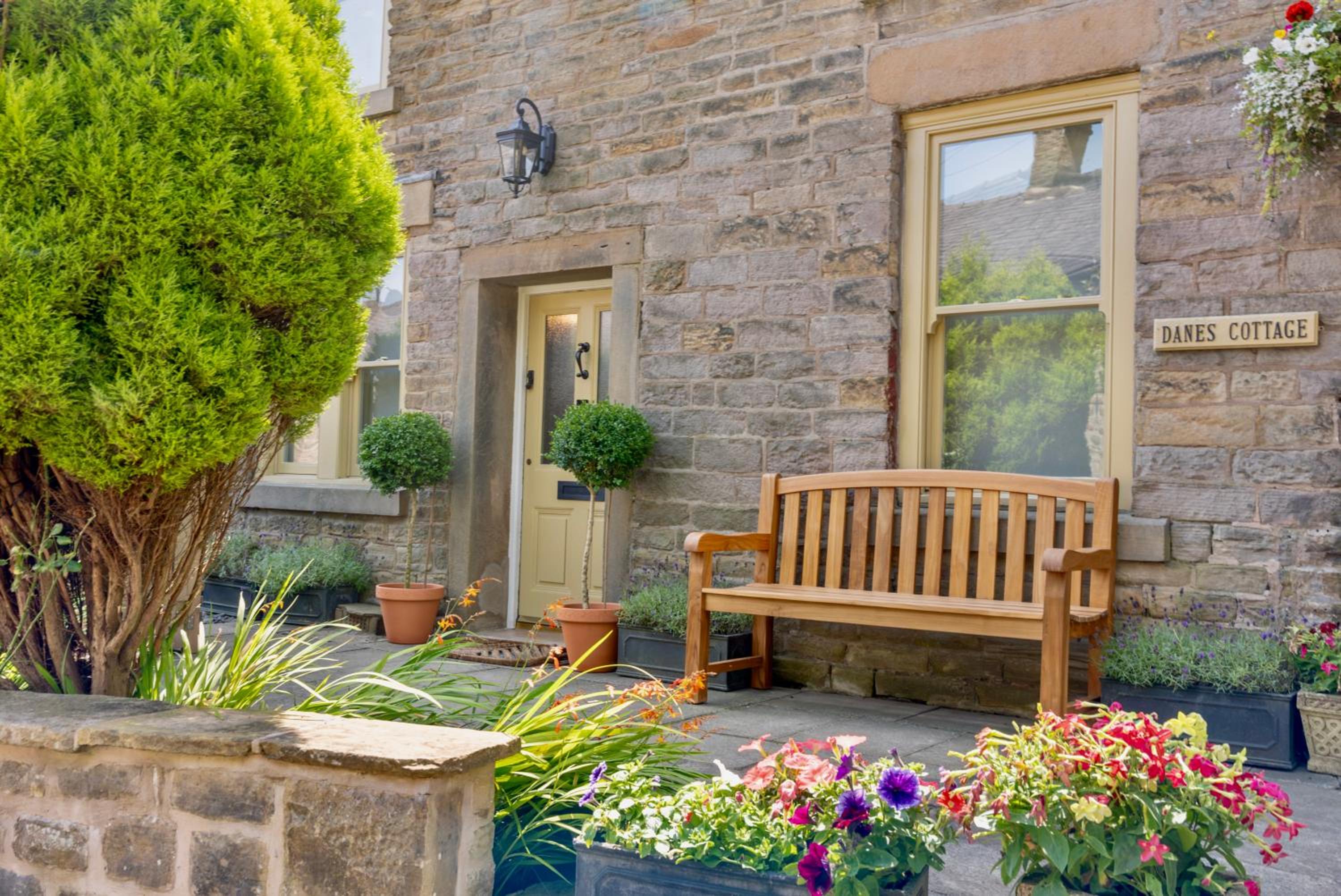 Danes Cottage - Luxury Peak District Retreat