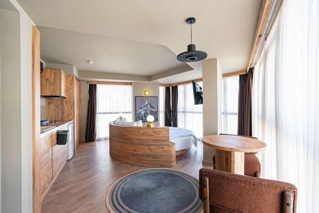 Modern & Authentic Houses - King Bed - Center