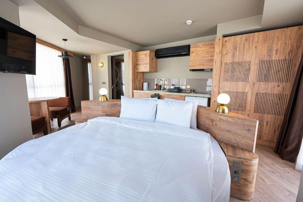 Modern & Authentic Houses - King Bed - Center