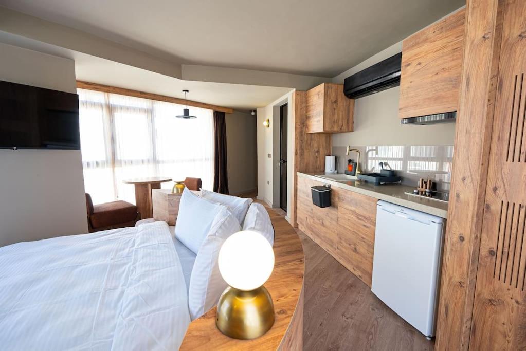 Modern & Authentic Houses - King Bed - Center