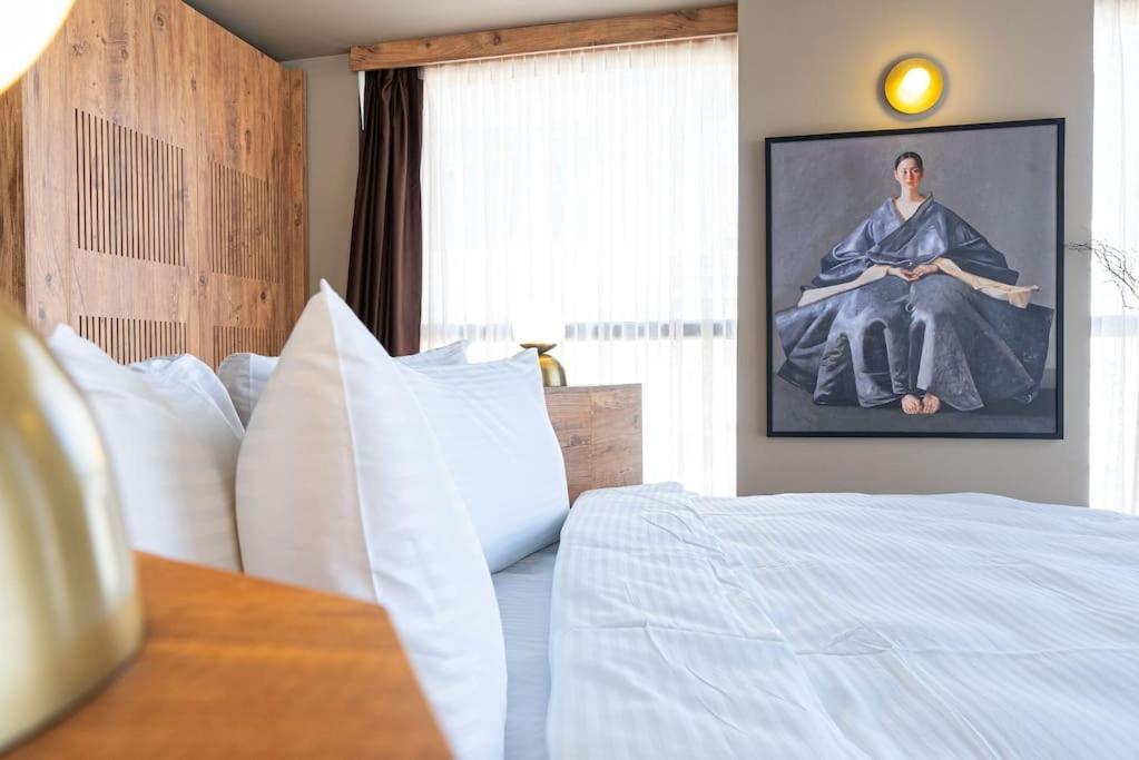 Modern & Authentic Houses - King Bed - Center