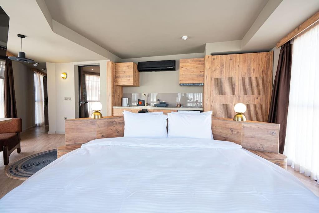 Modern & Authentic Houses - King Bed - Center