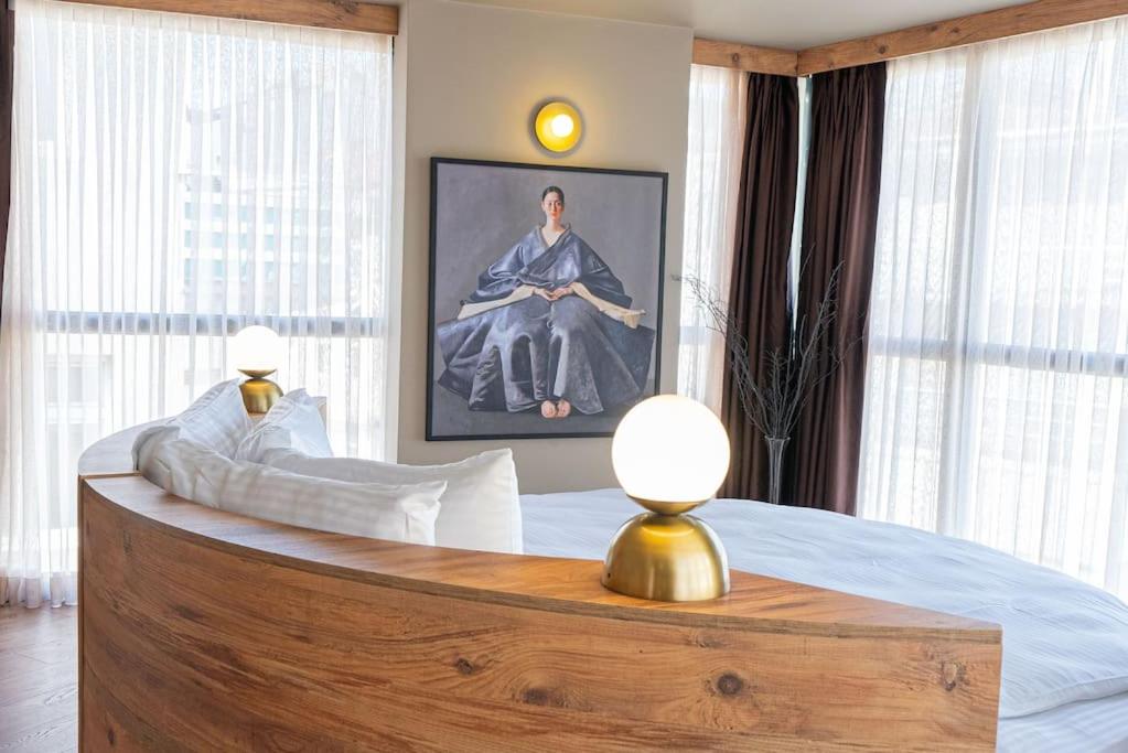 Modern & Authentic Houses - King Bed - Center